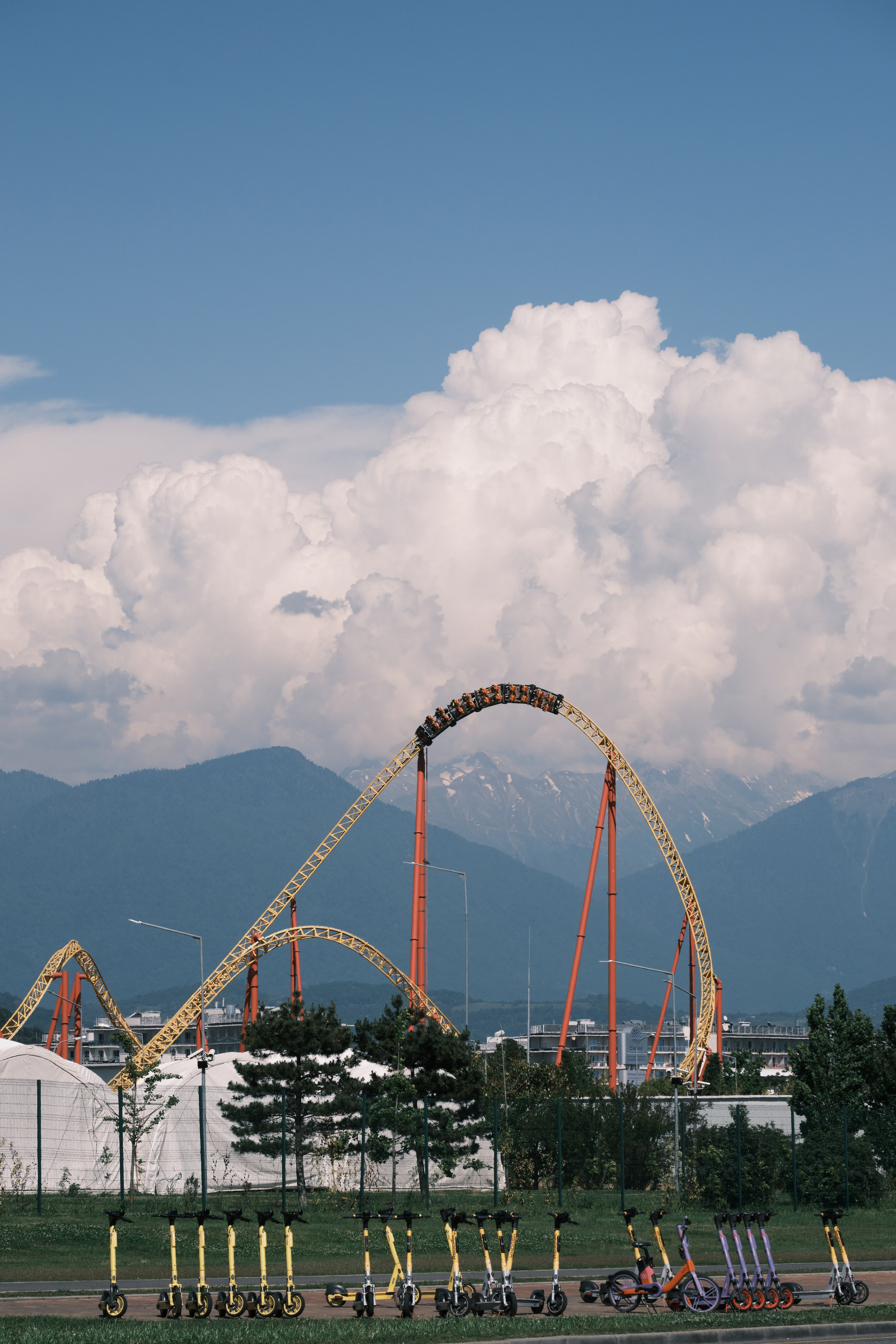 Американские горки на фоне гор и облаков
