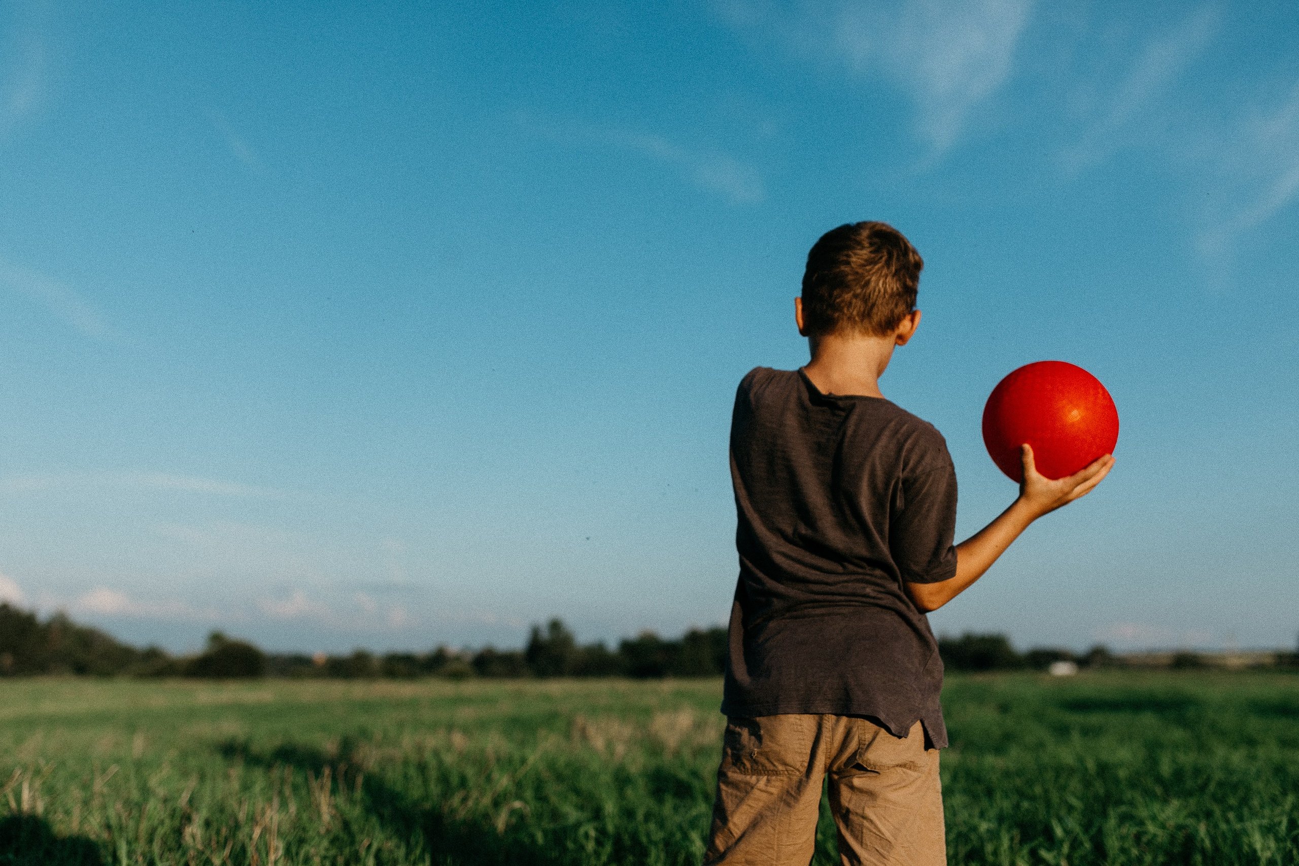 Фотосессия с красными мячами. Семейный фотограф Маша Тимофеева | Москва
