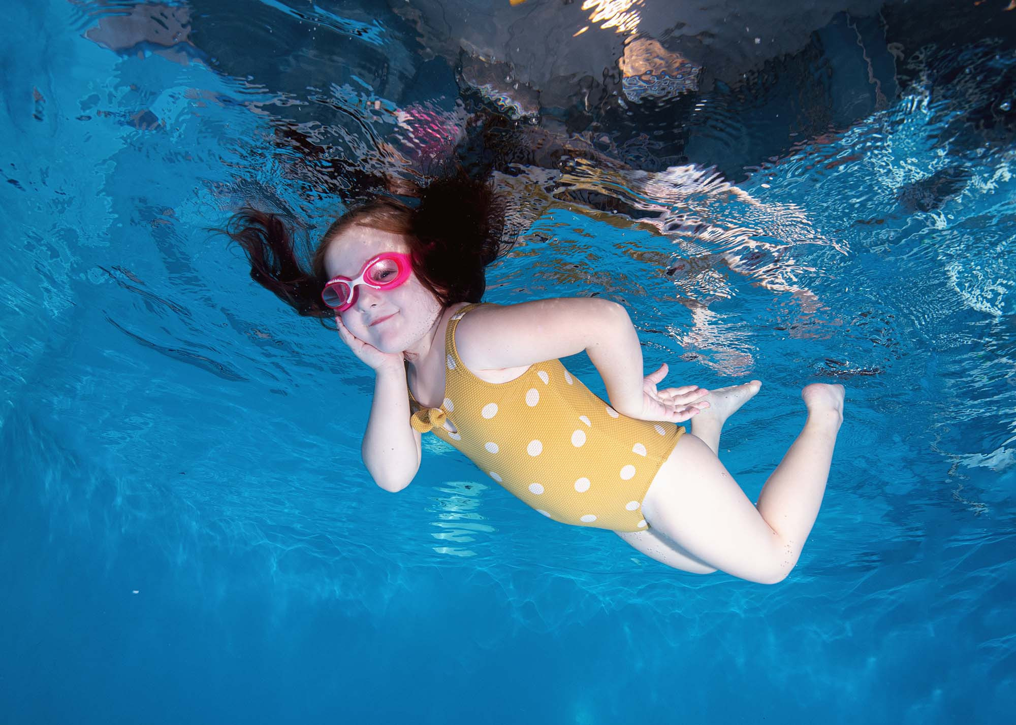 Маленькая девочка под водой.  маленький фридайвер. Детское плавание