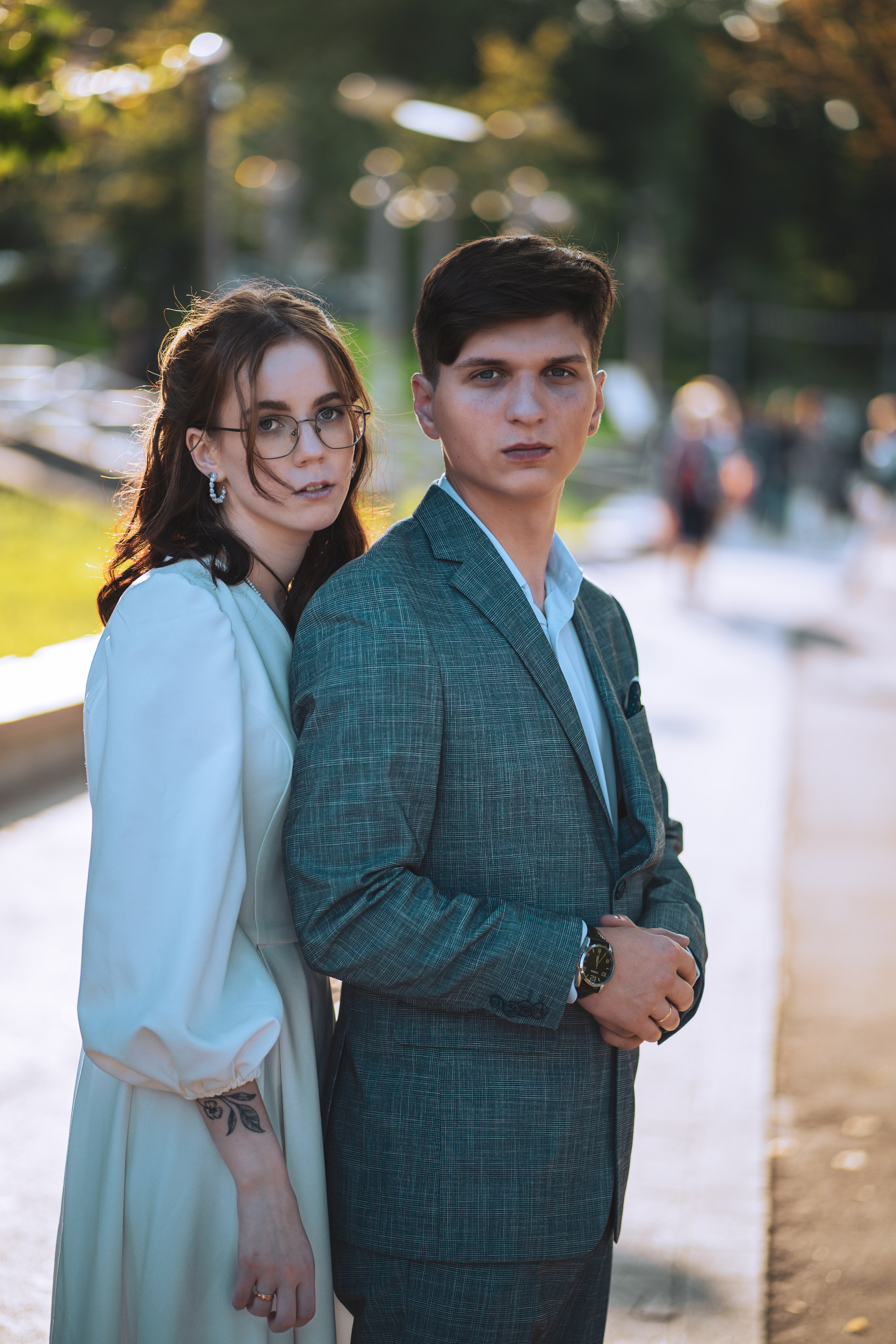 Невеста и жених в парке