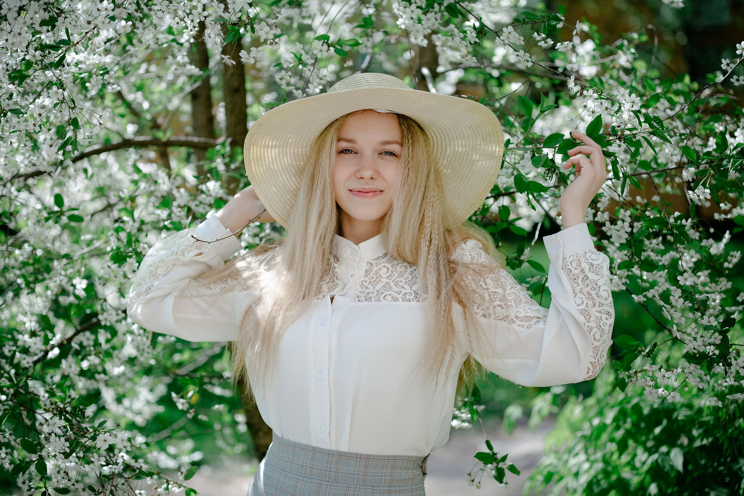 Девушка на фоне белой сирени