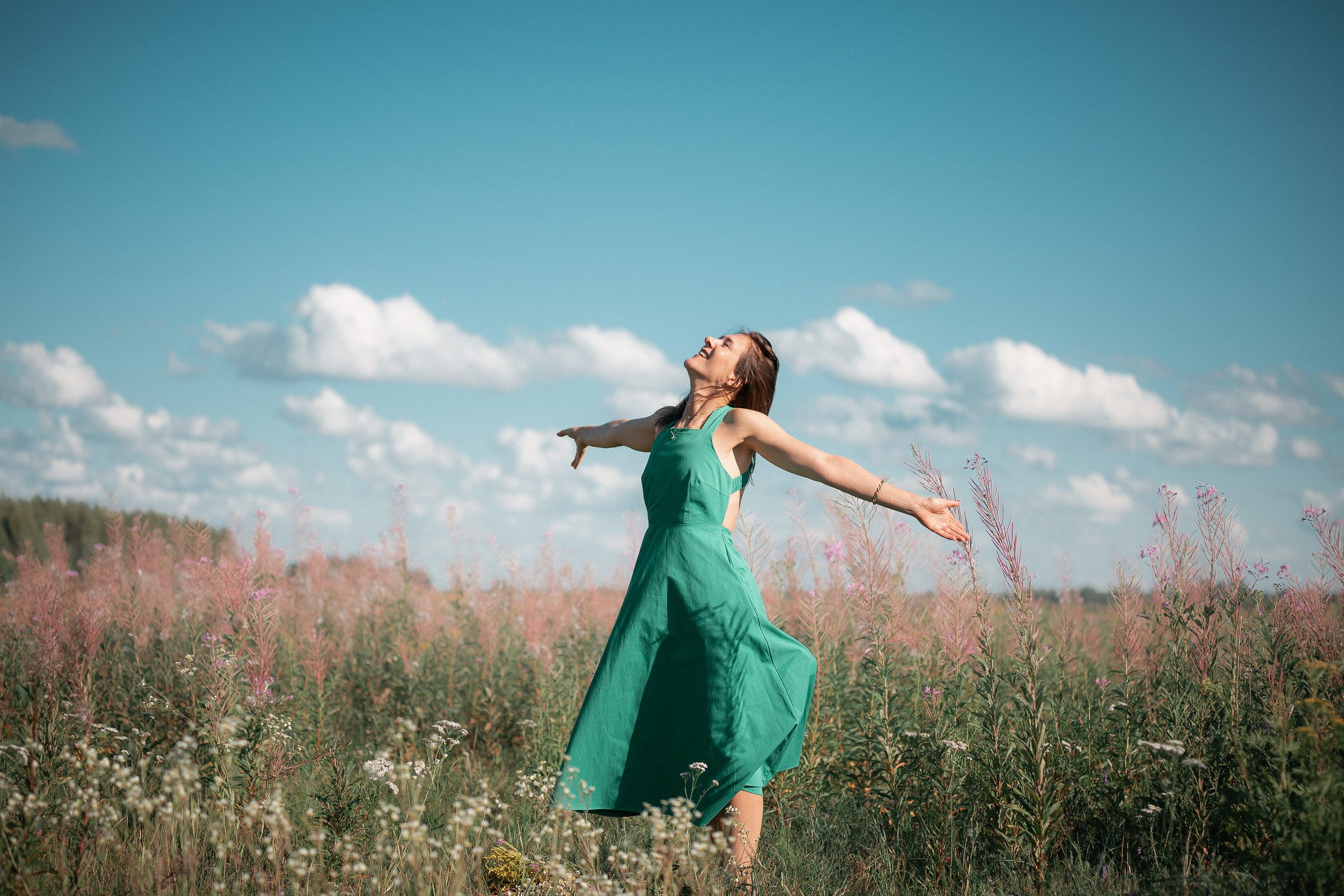 Женщина в поле наслаждается простором