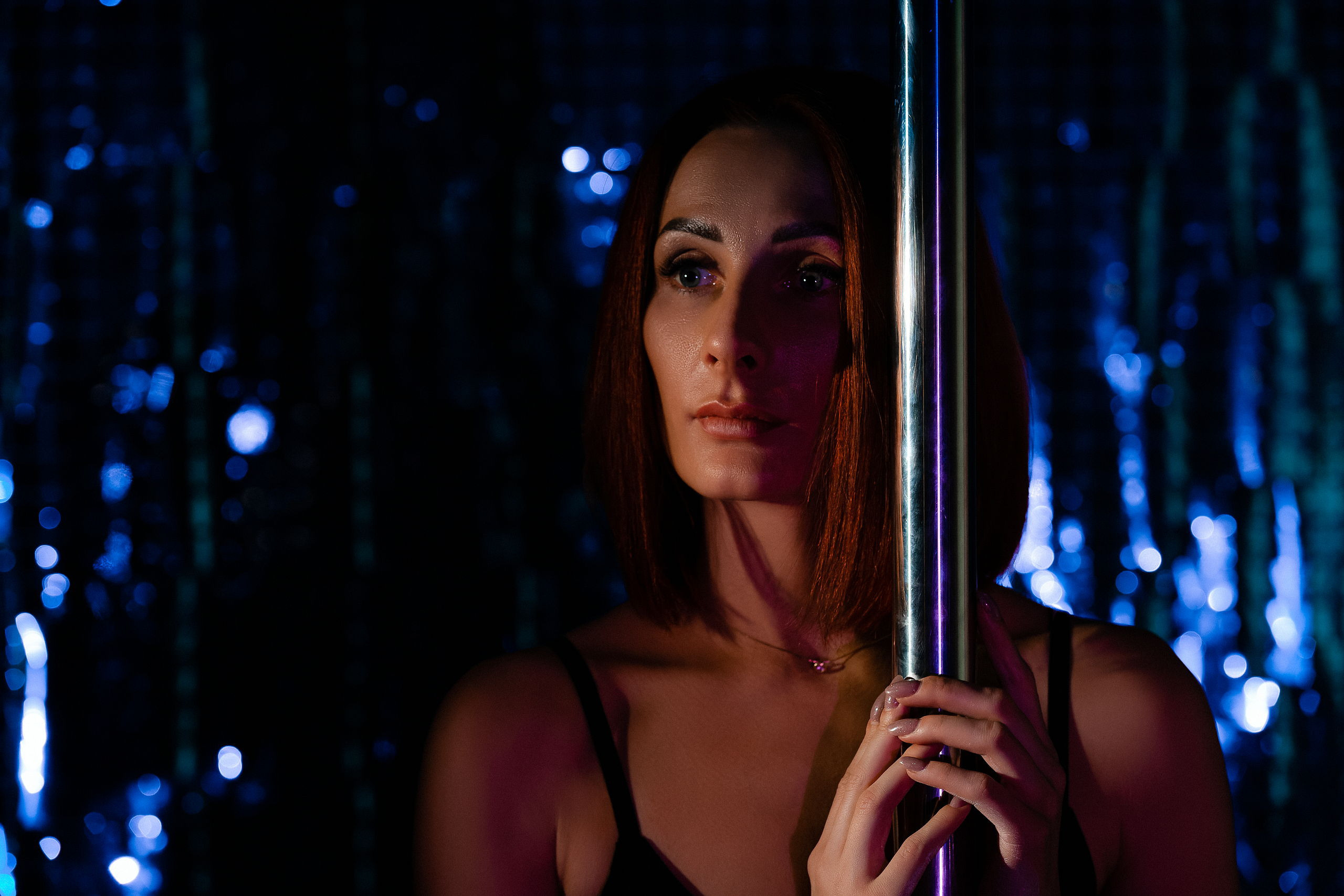 Женщина смотрит вдаль на блестящем фоне