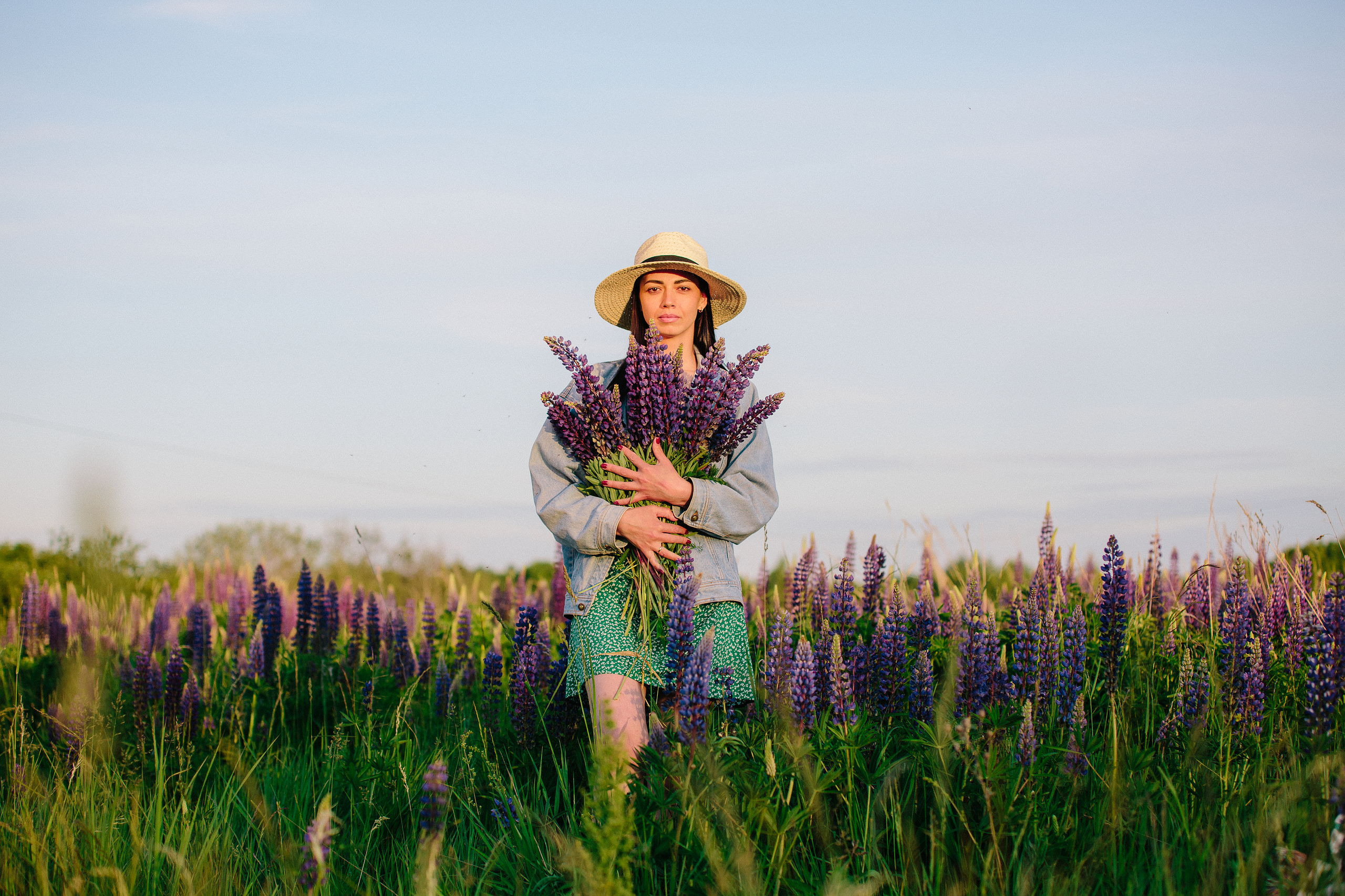 Женщина с букетом люпинов