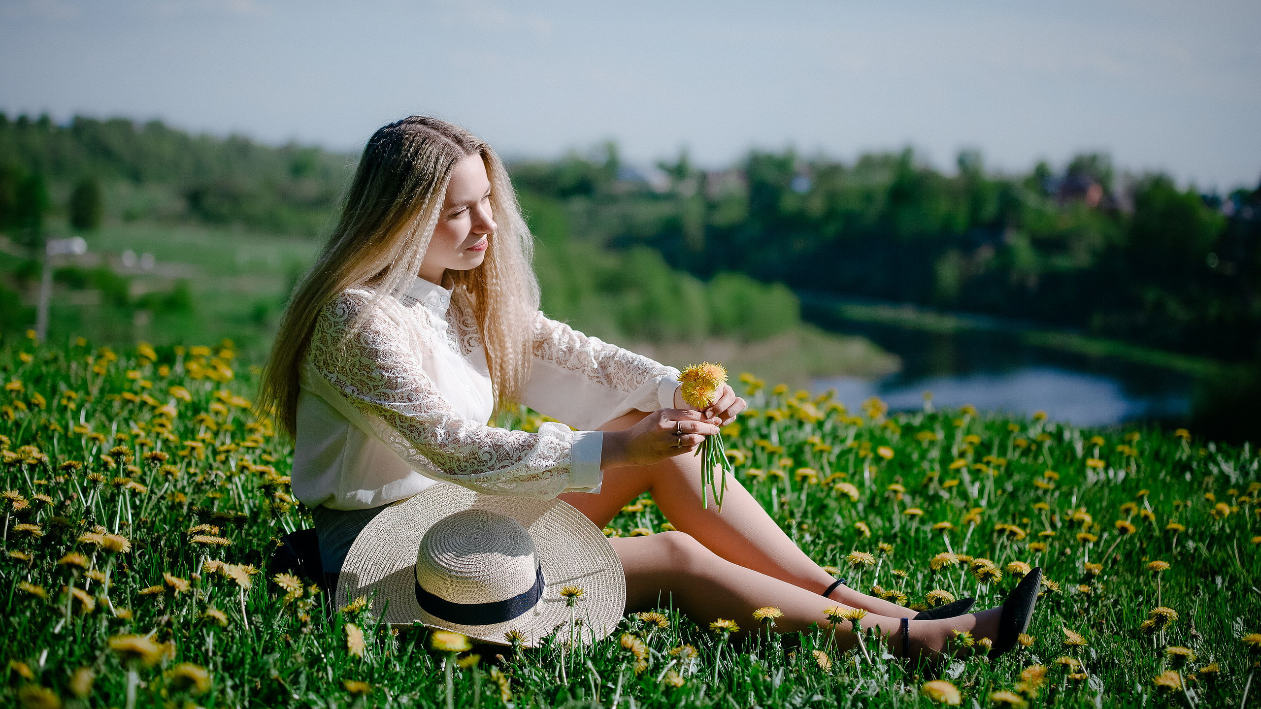 Девушка в белой одежде на высоком берегу Волги