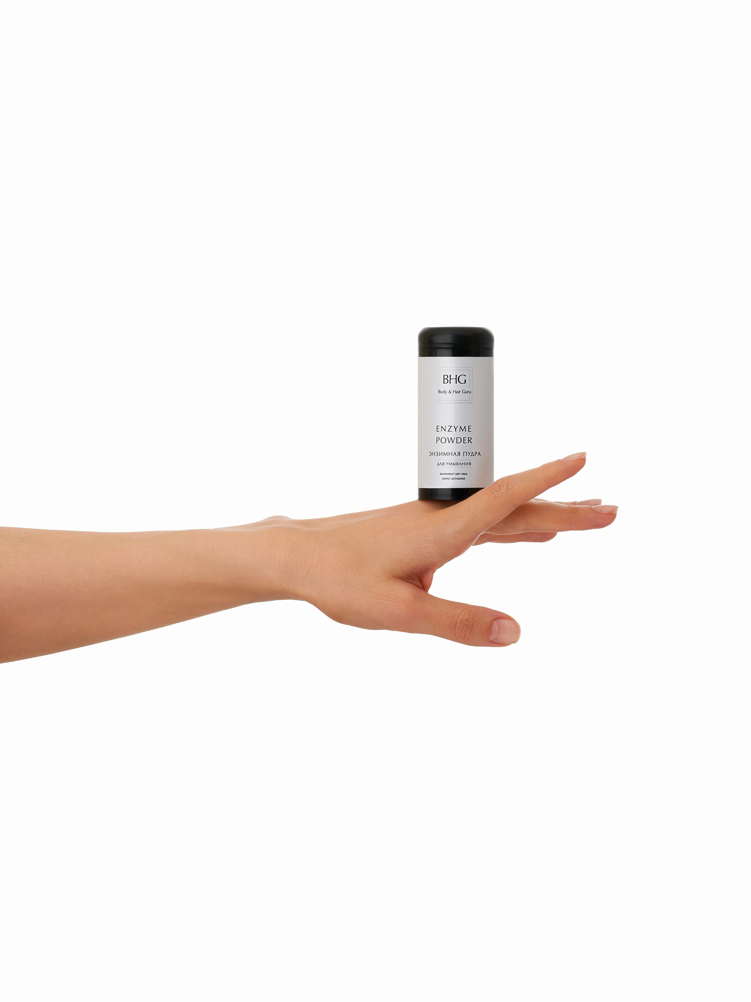 Флакон с энзимной пудрой стоит на руке у девушки модели