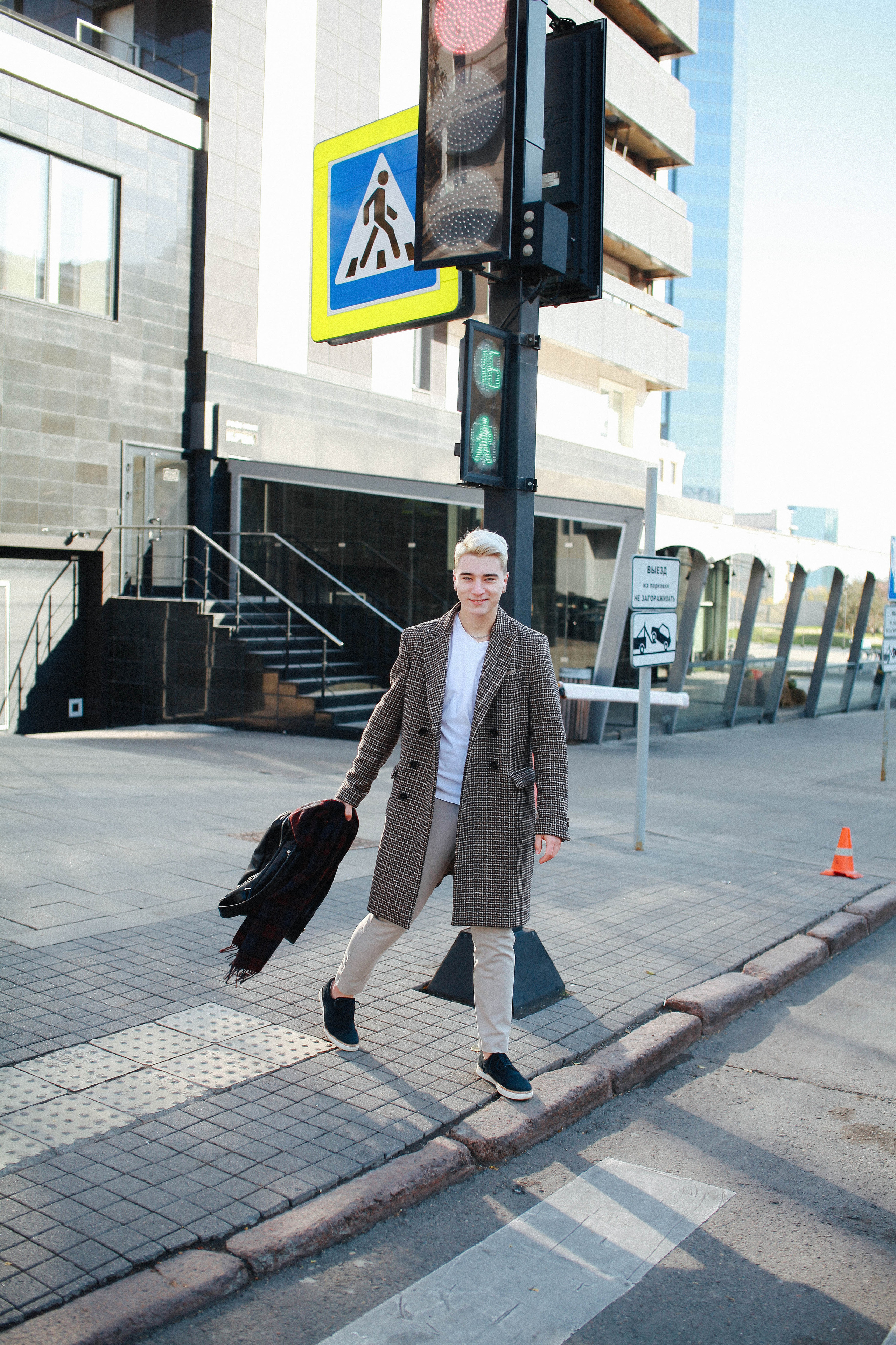 фотосеесия в центре города парень осень пешеходный переход