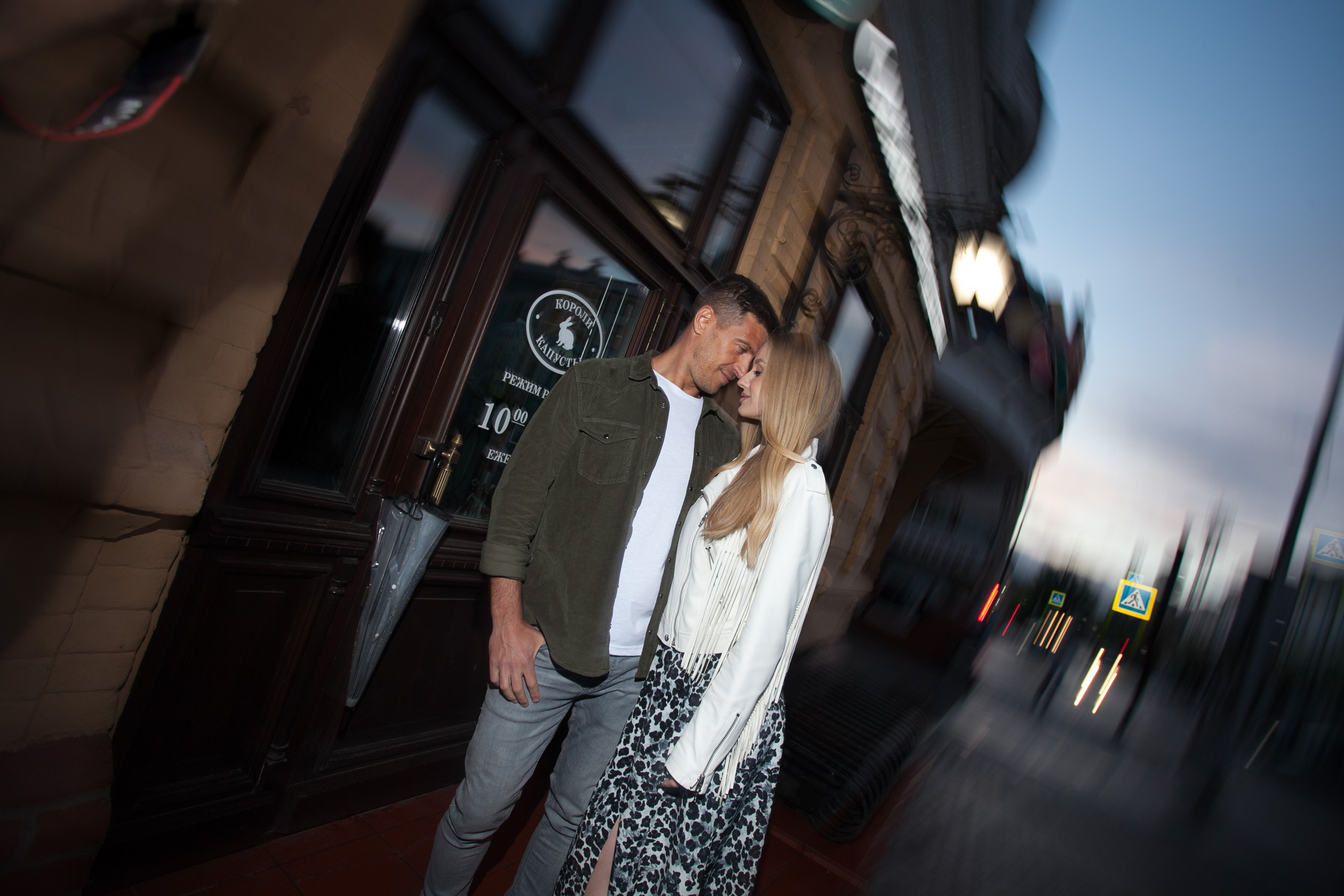 лето прогулка романтика ночной город пасмурно дождь любовь красивая девушка парень