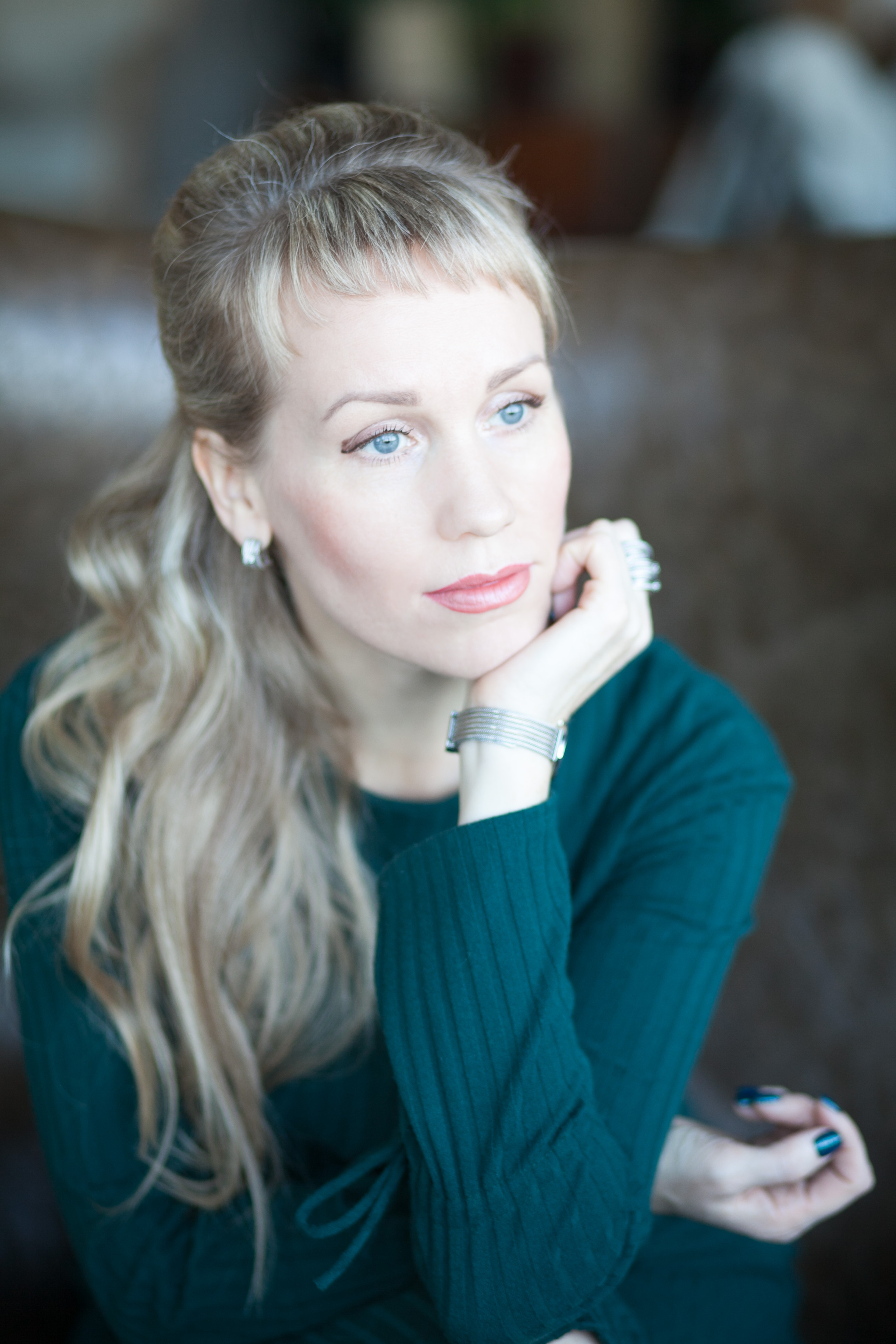 контент фотосессия в студии красивая женщина босс руководитель