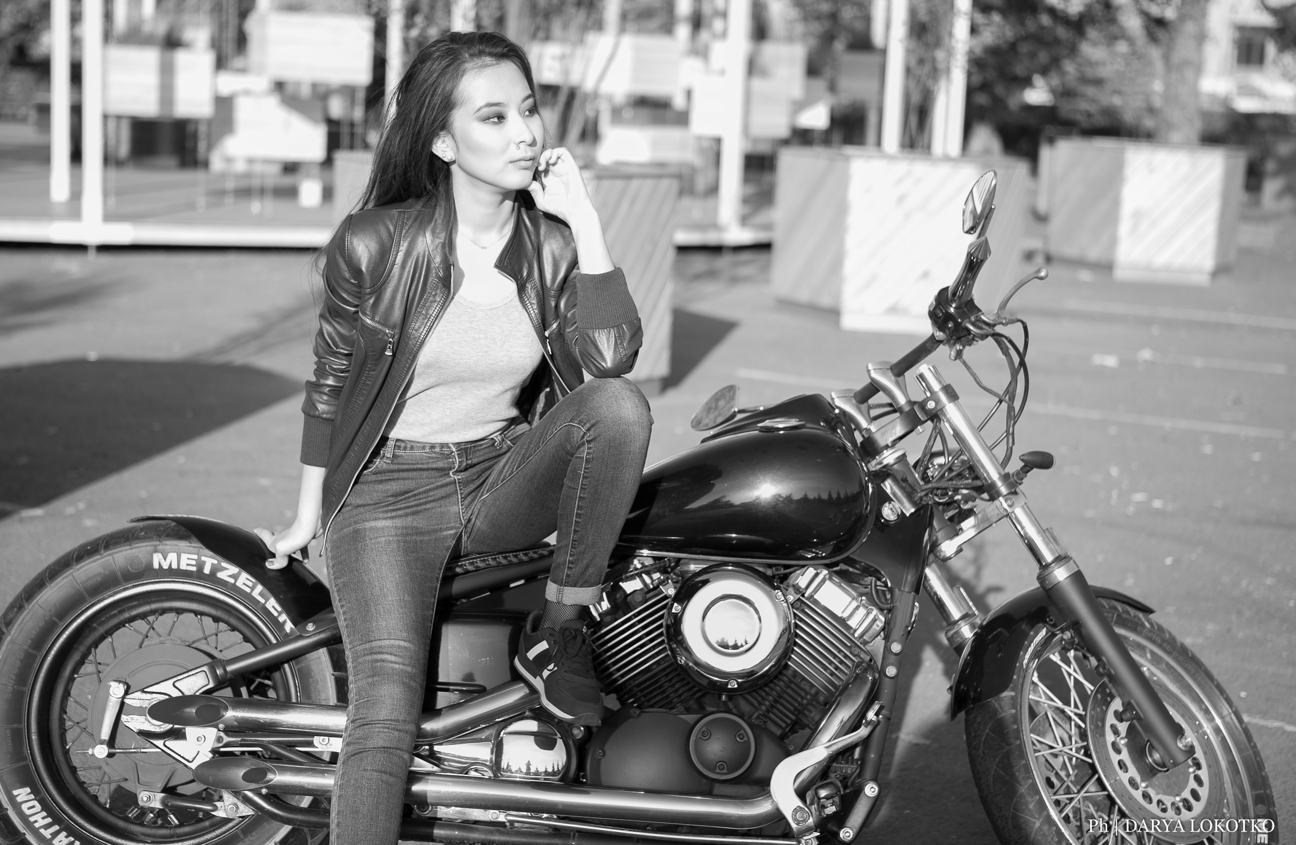 Девушка мотоцикл чоппер лето 