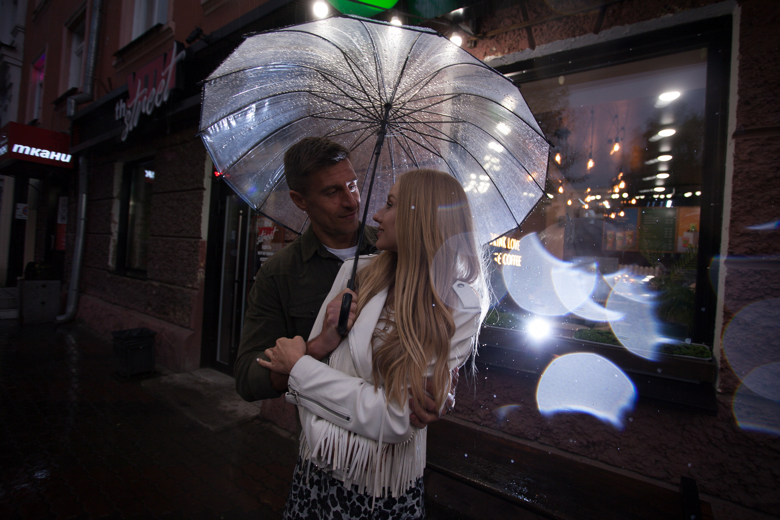 лето прогулка романтика ночной город пасмурно дождь любовь красивая девушка парень