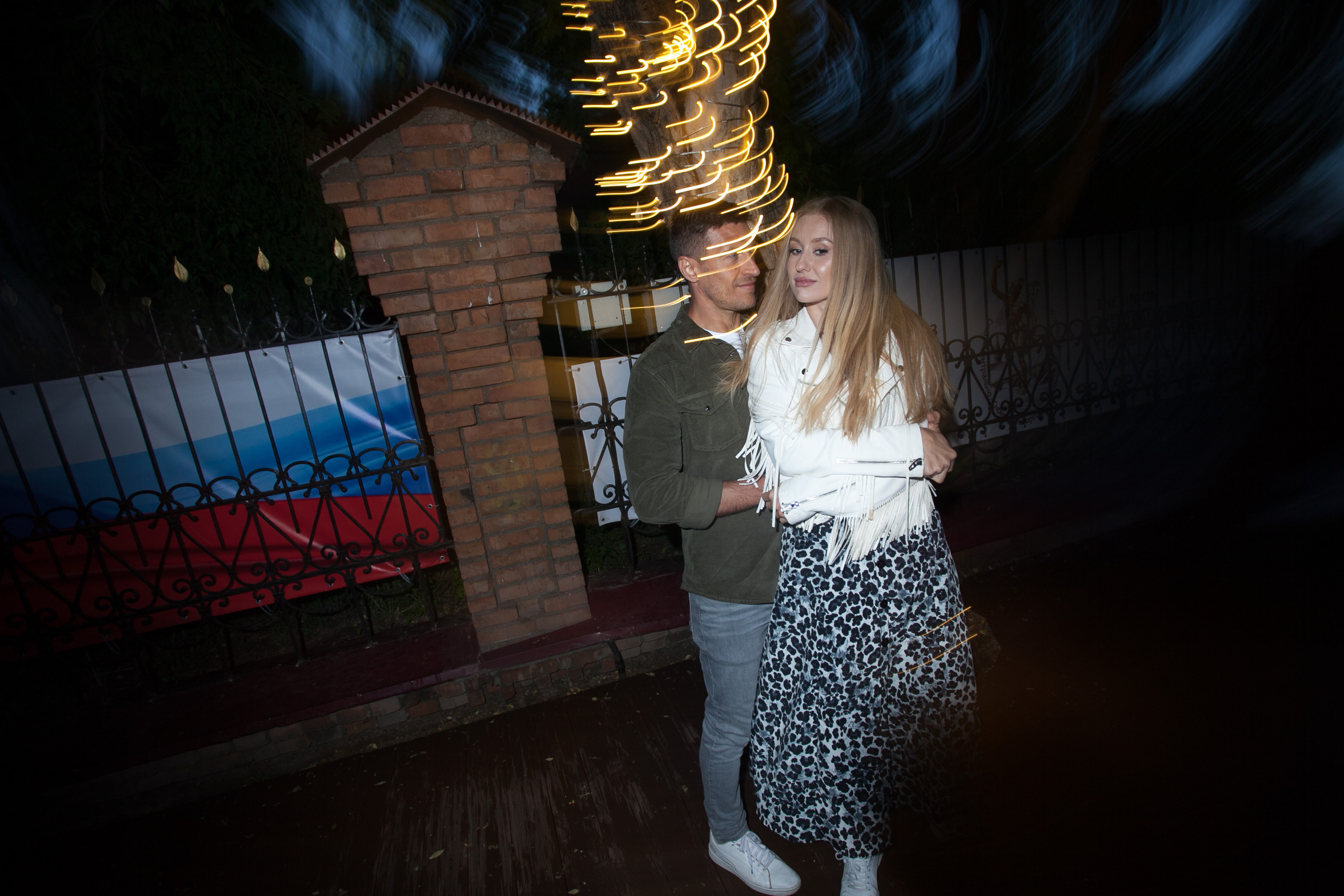 лето прогулка романтика ночной город пасмурно дождь любовь красивая девушка парень