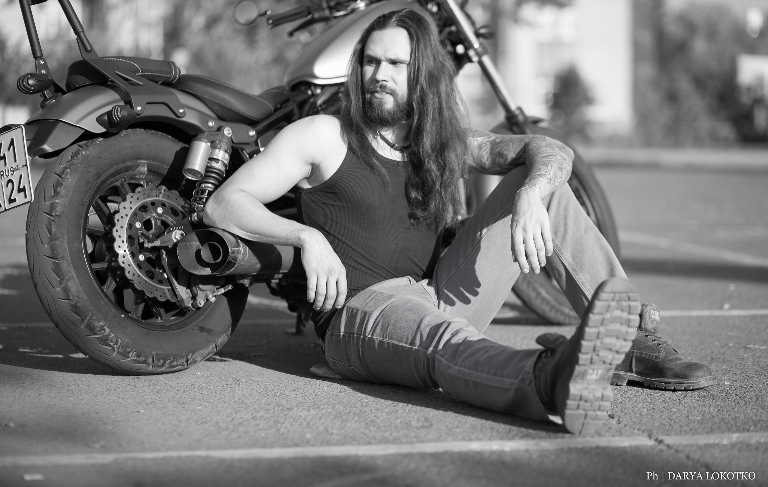 байкер парень мотоцикл руль чоппер фотосессия город лето