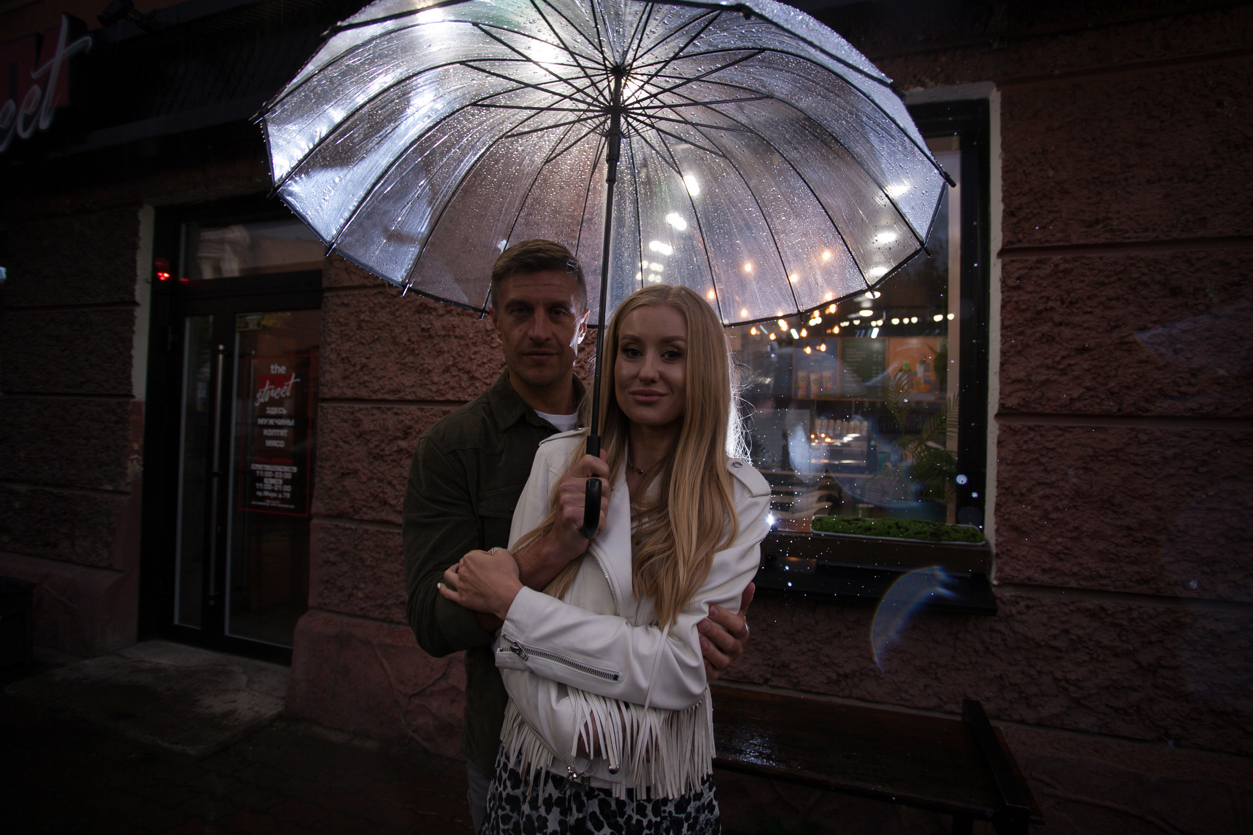 лето прогулка романтика ночной город пасмурно дождь любовь красивая девушка парень