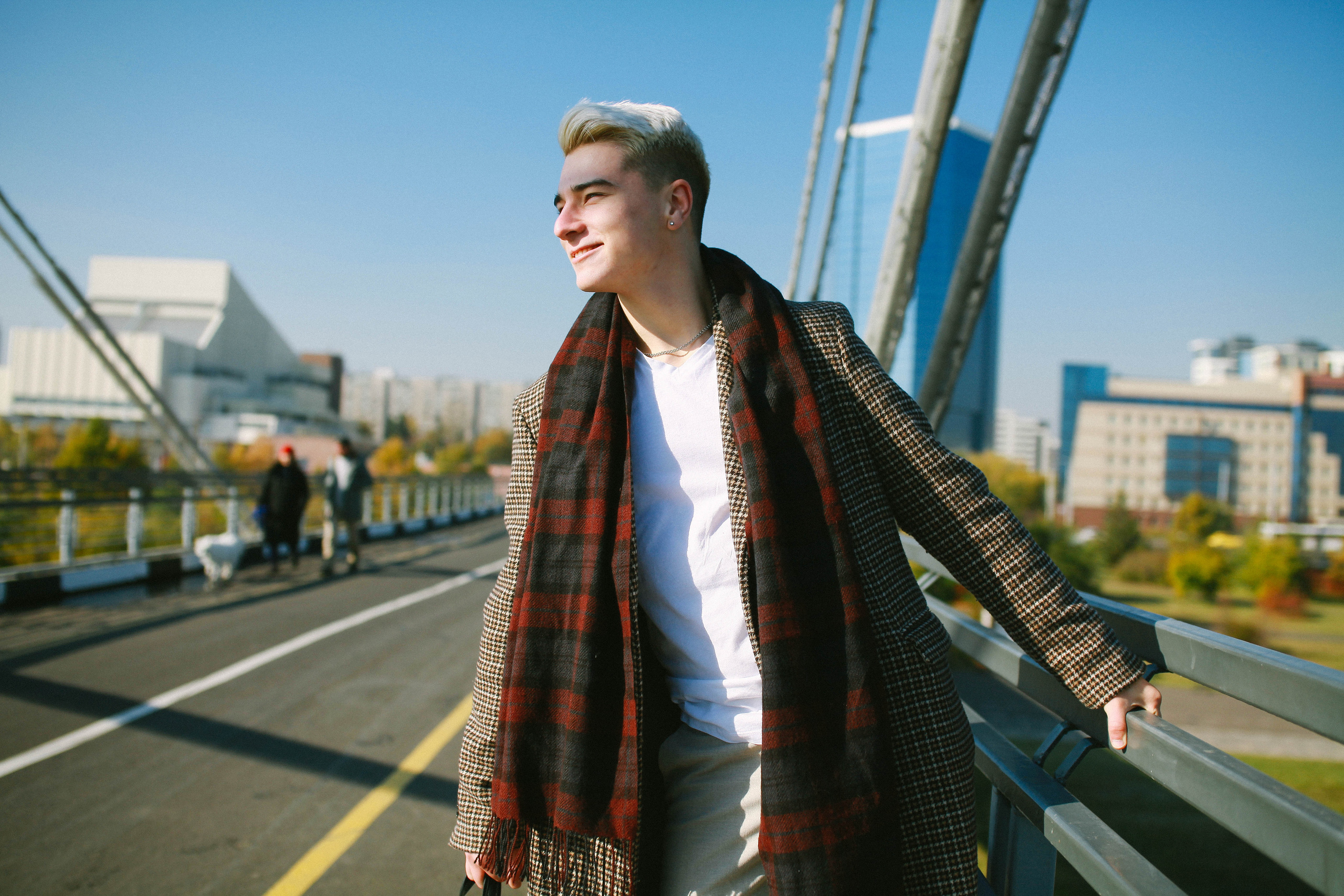 фотосеесия в центре города парень осень вантовый мост