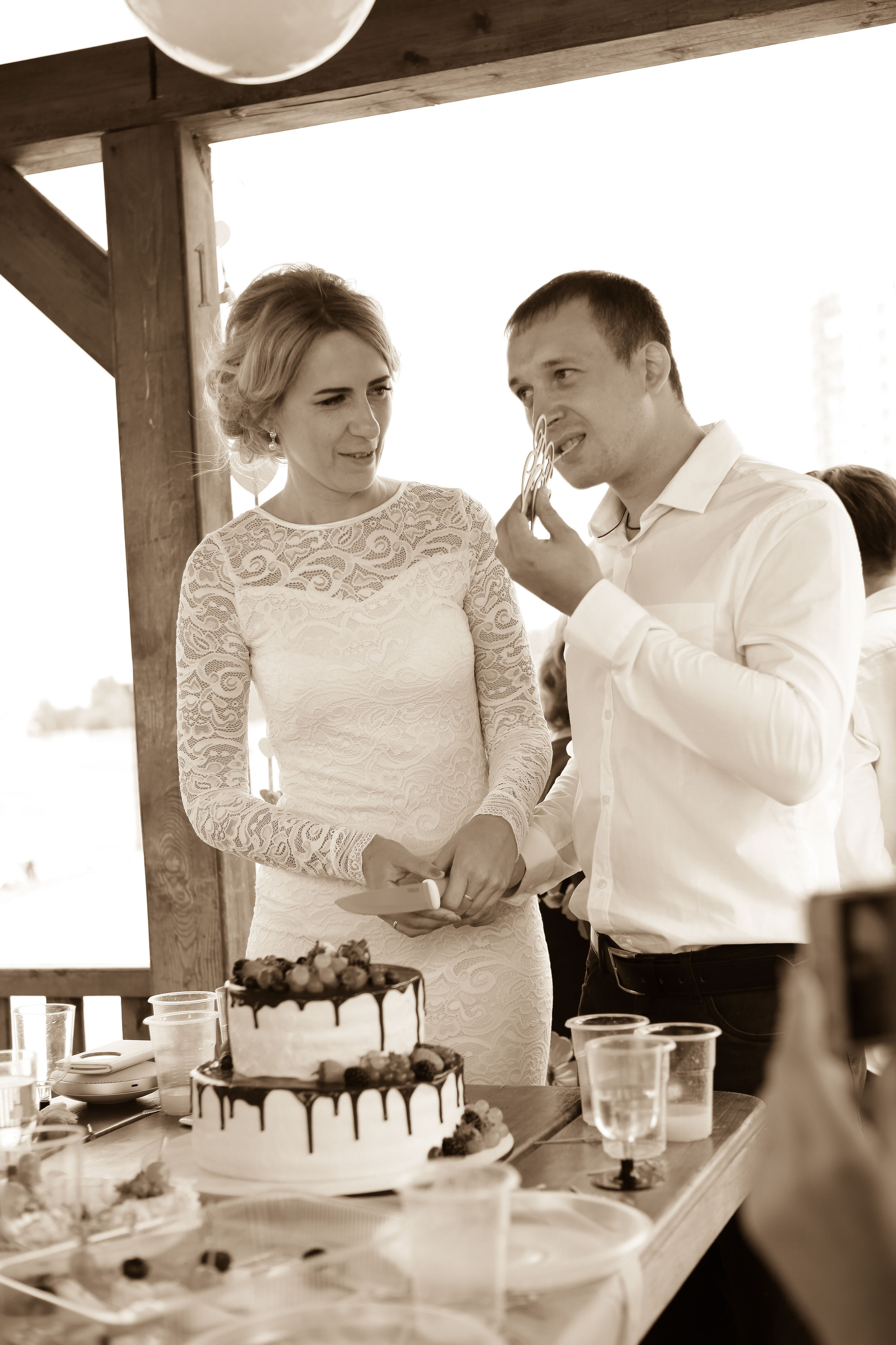 жених и невеста свадьба лето банкет беседка