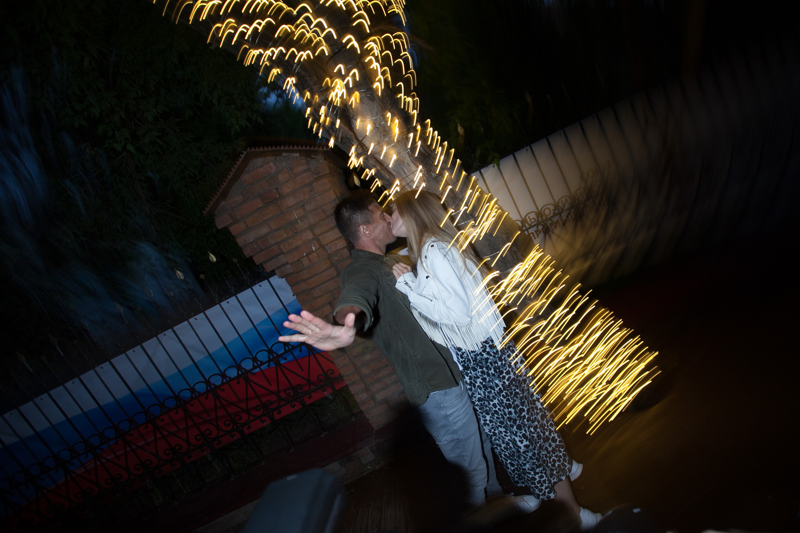 лето прогулка романтика ночной город пасмурно дождь любовь красивая девушка парень