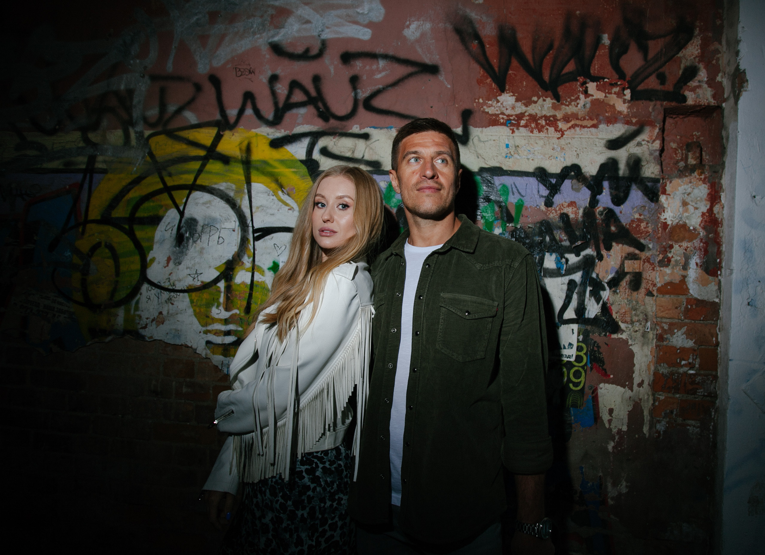 лето прогулка романтика ночной город пасмурно дождь любовь красивая девушка парень