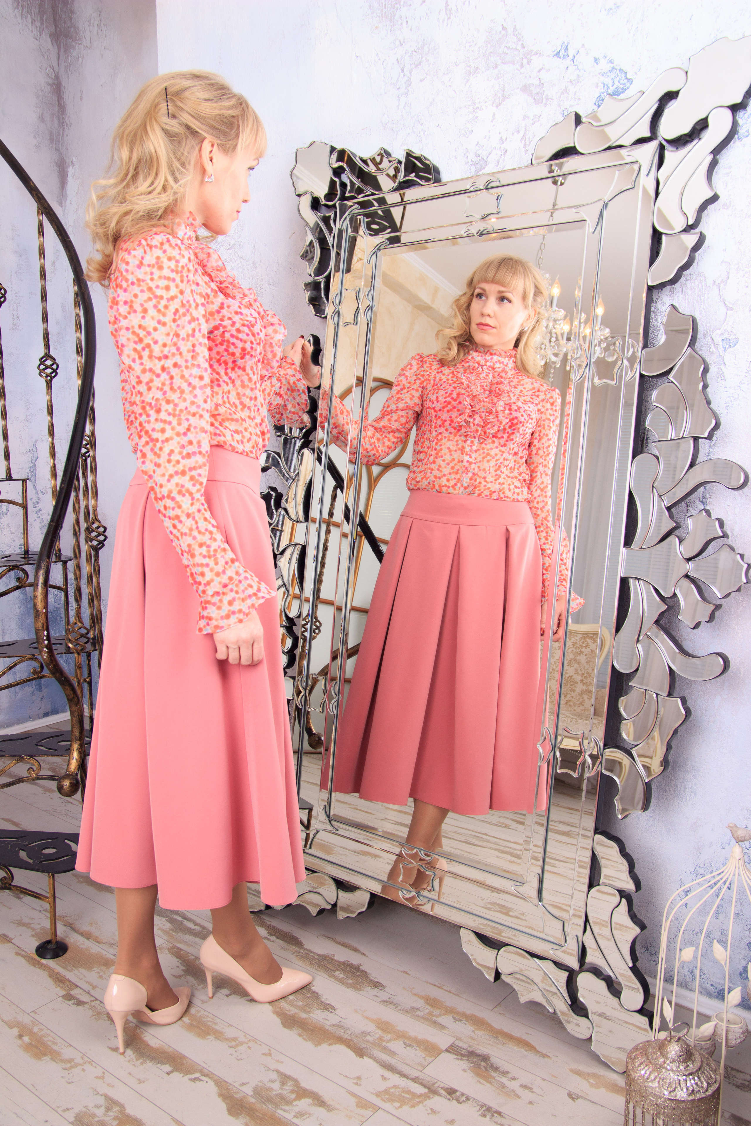 контент фотосессия в студии красивая женщина босс руководитель зеркало отражение