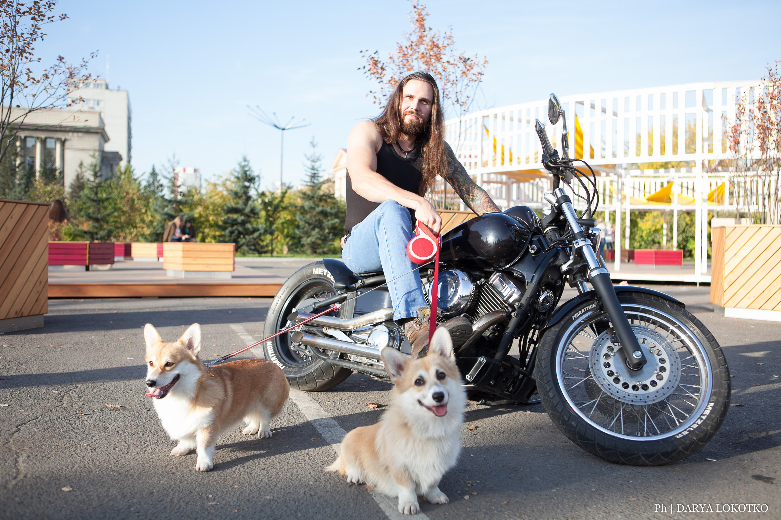 байкер парень мотоцикл руль чоппер фотосессия город лето корги