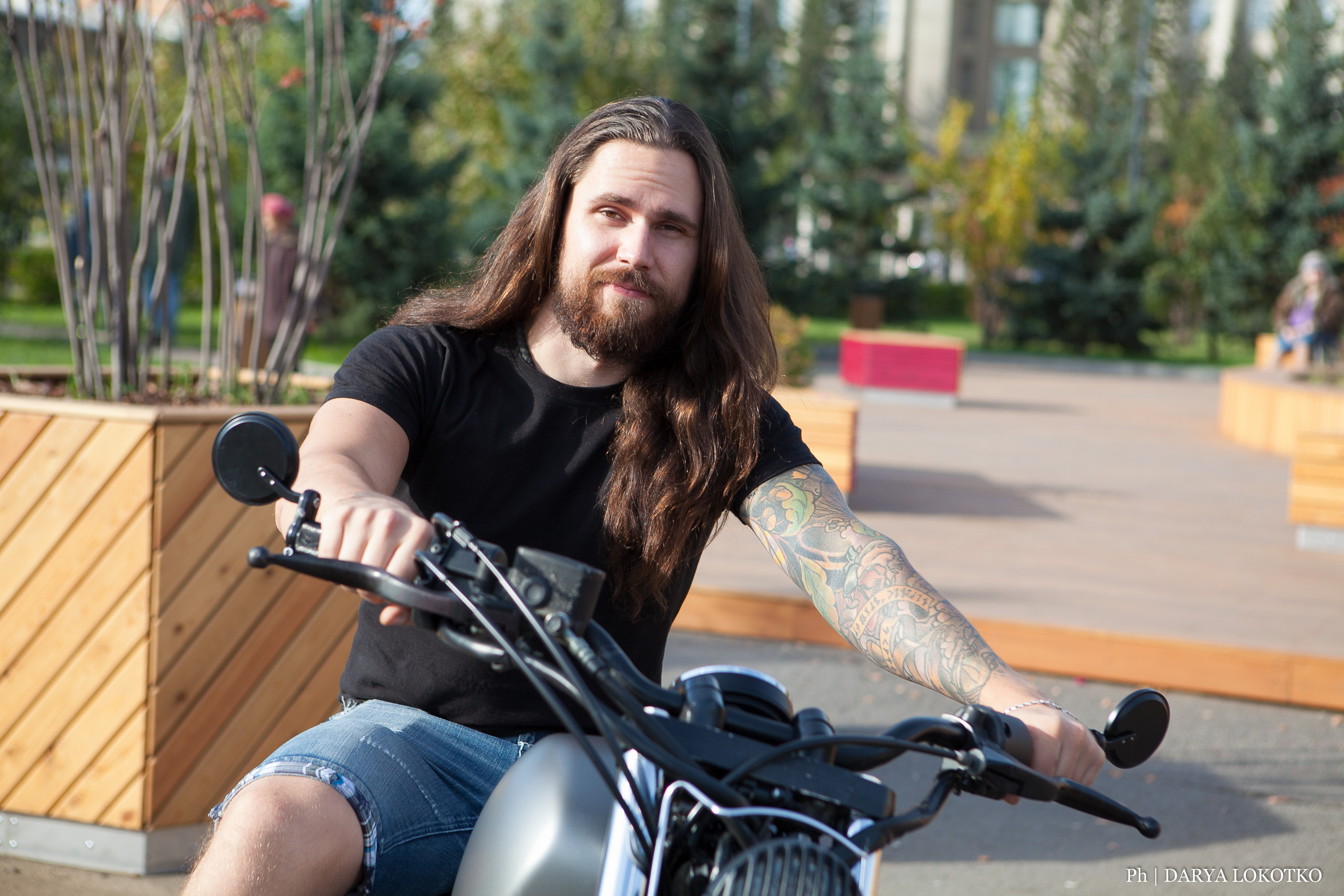 байкер парень мотоцикл руль чоппер фотосессия город лето