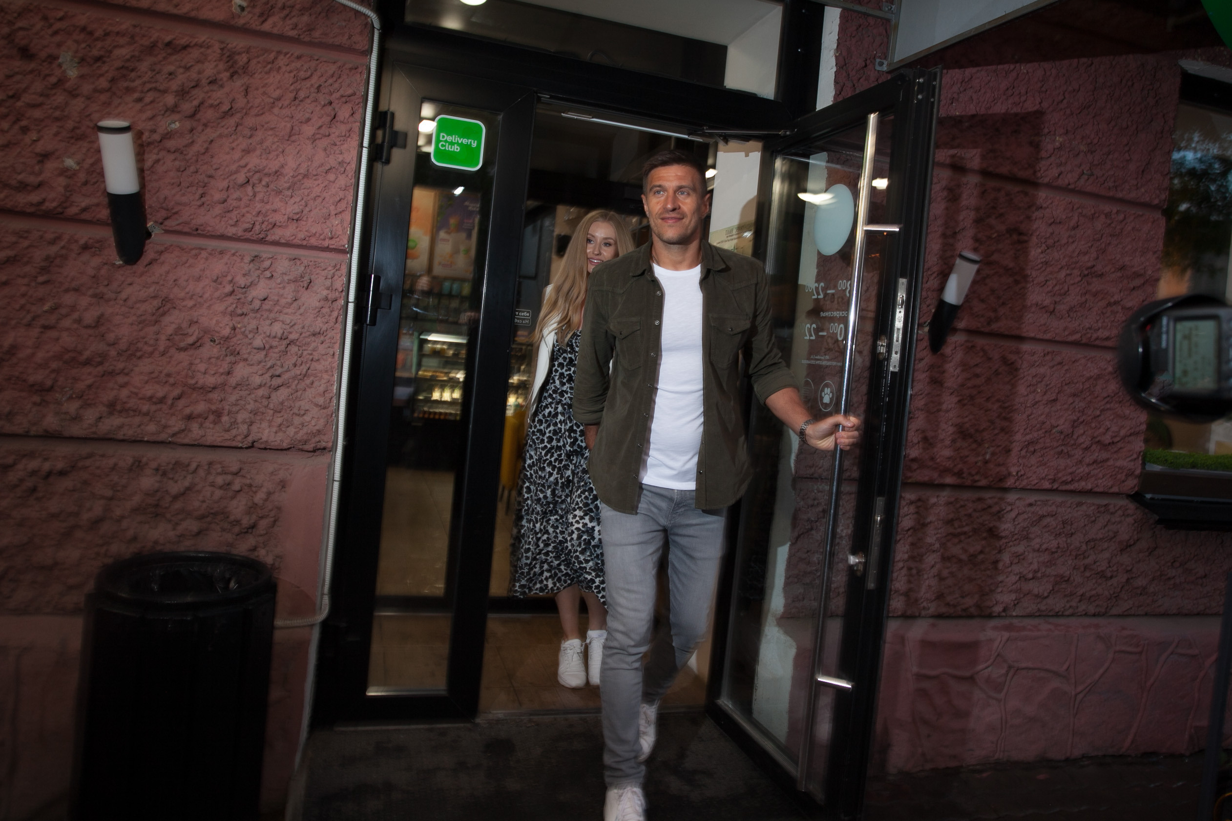 лето прогулка романтика ночной город пасмурно дождь любовь красивая девушка парень