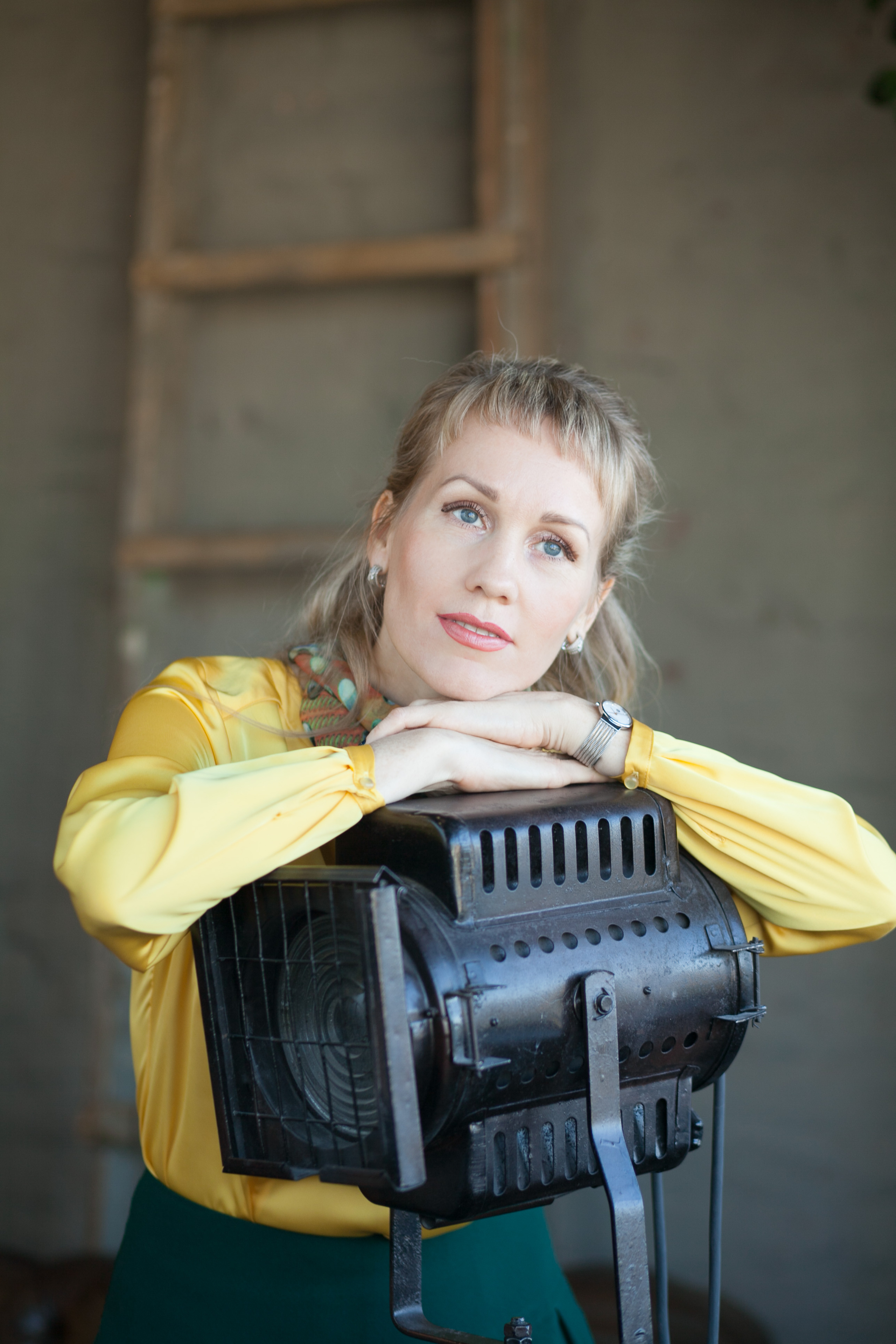 контент фотосессия в студии красивая женщина босс руководитель фонарь