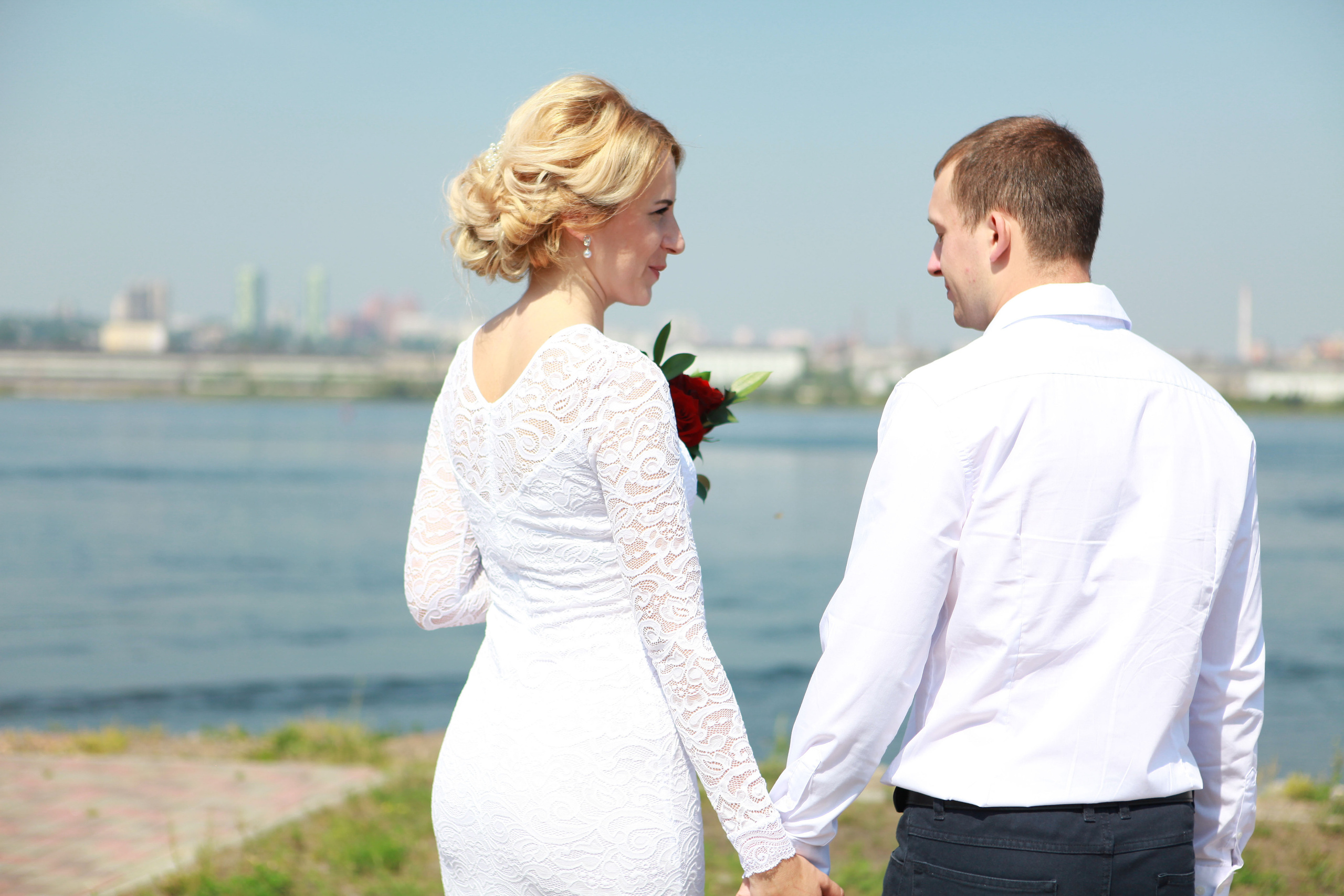 жених и невеста свадьба лето