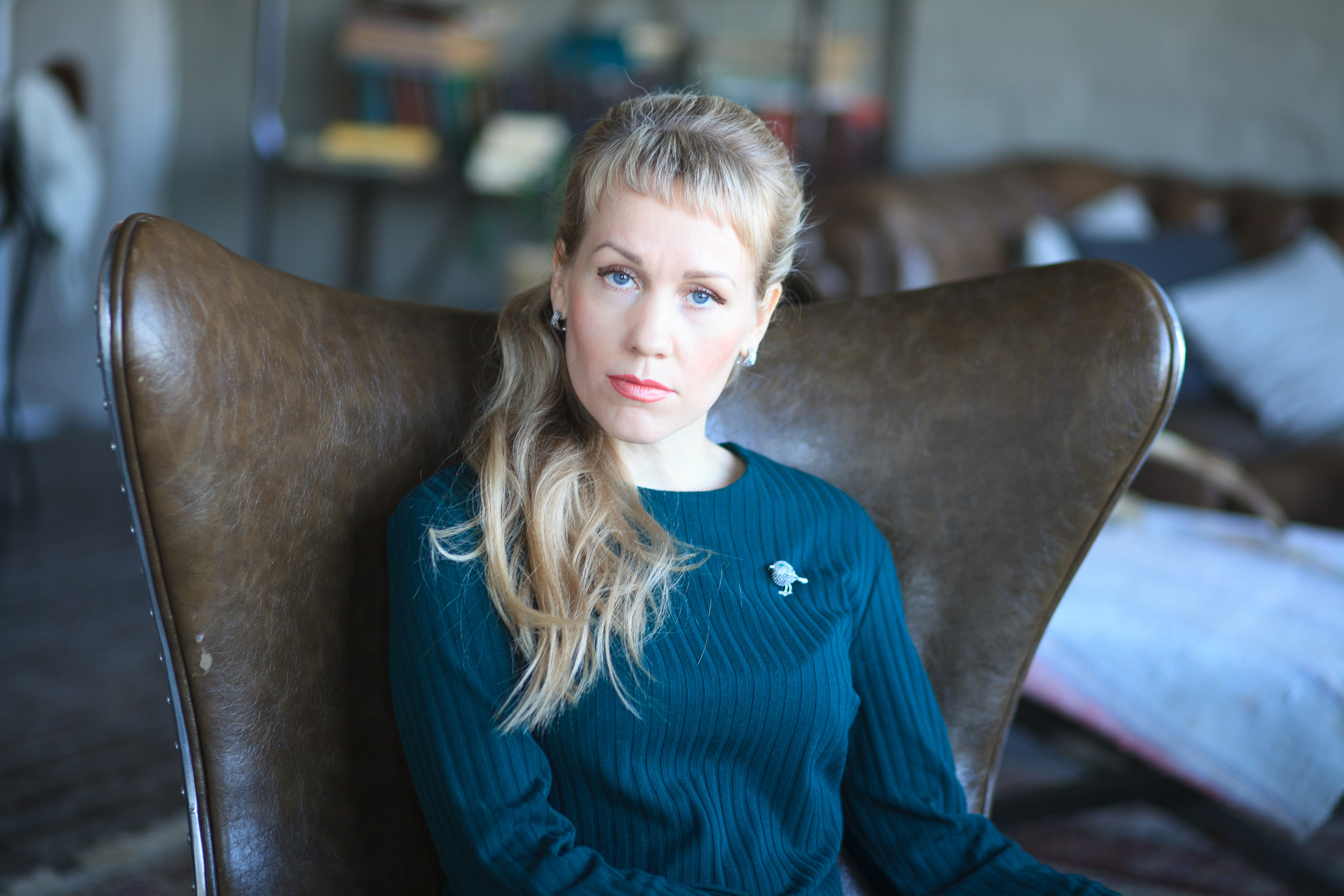 контент фотосессия в студии красивая женщина босс руководитель кресло