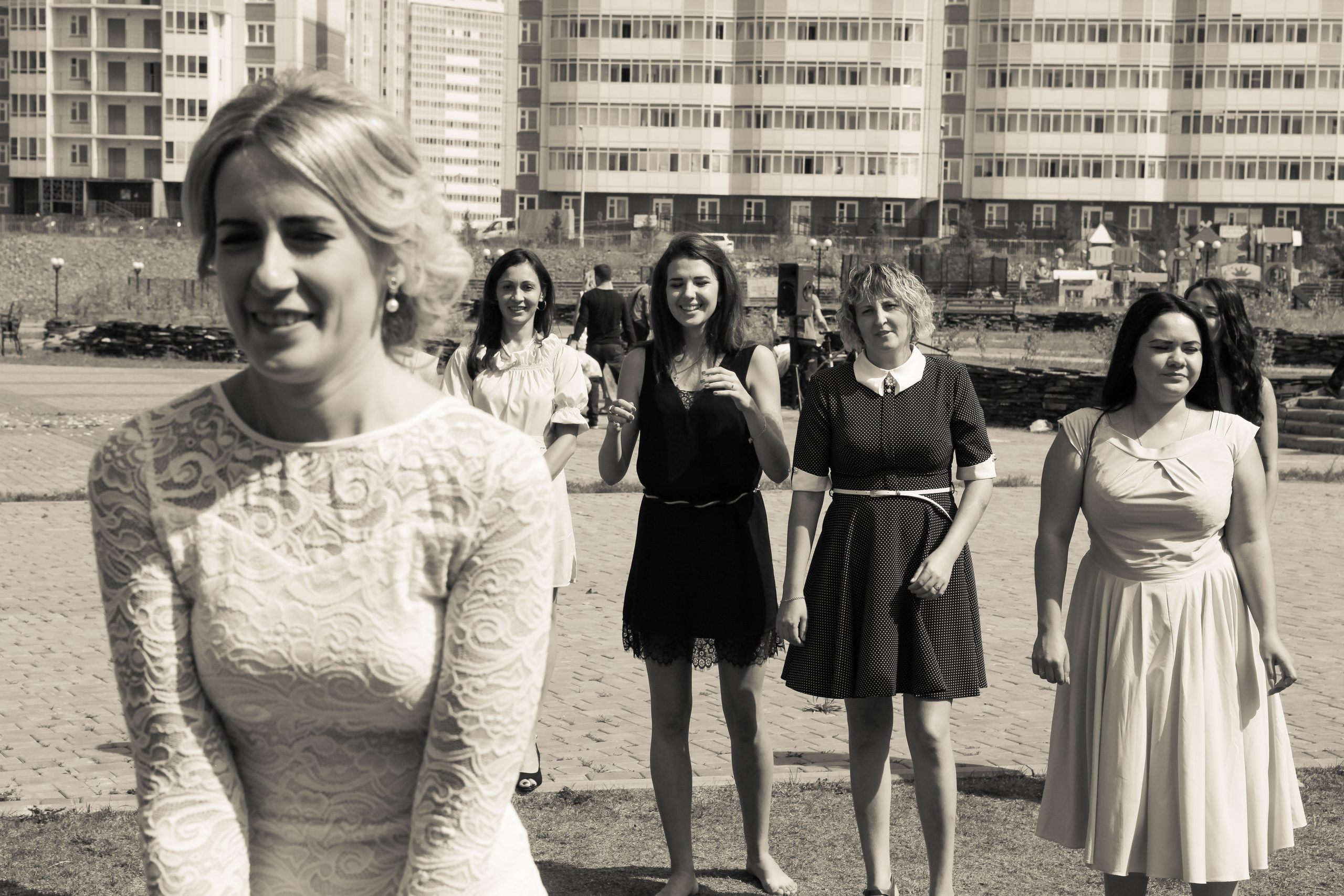 невеста бросает букет