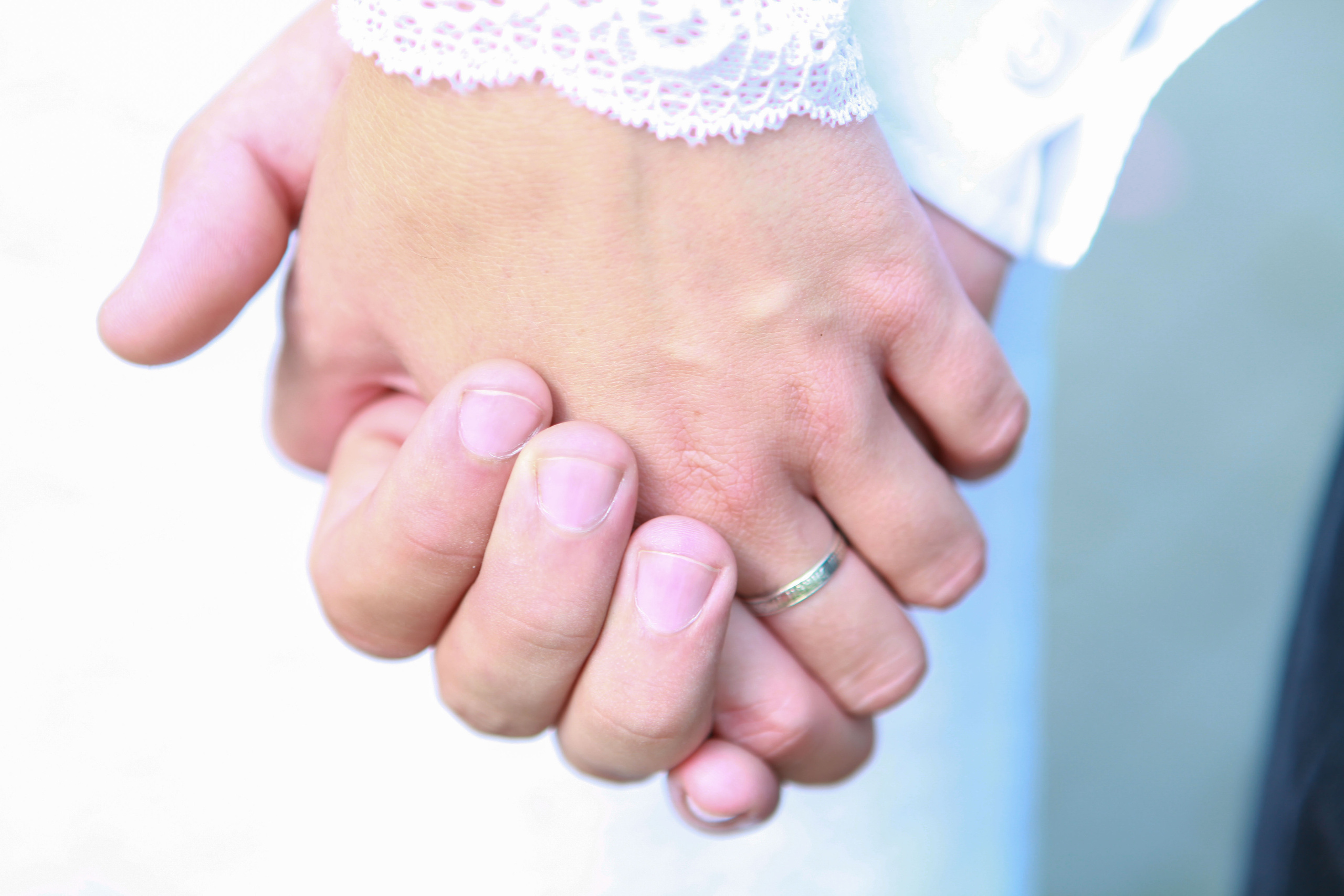 рука в руке молодожены