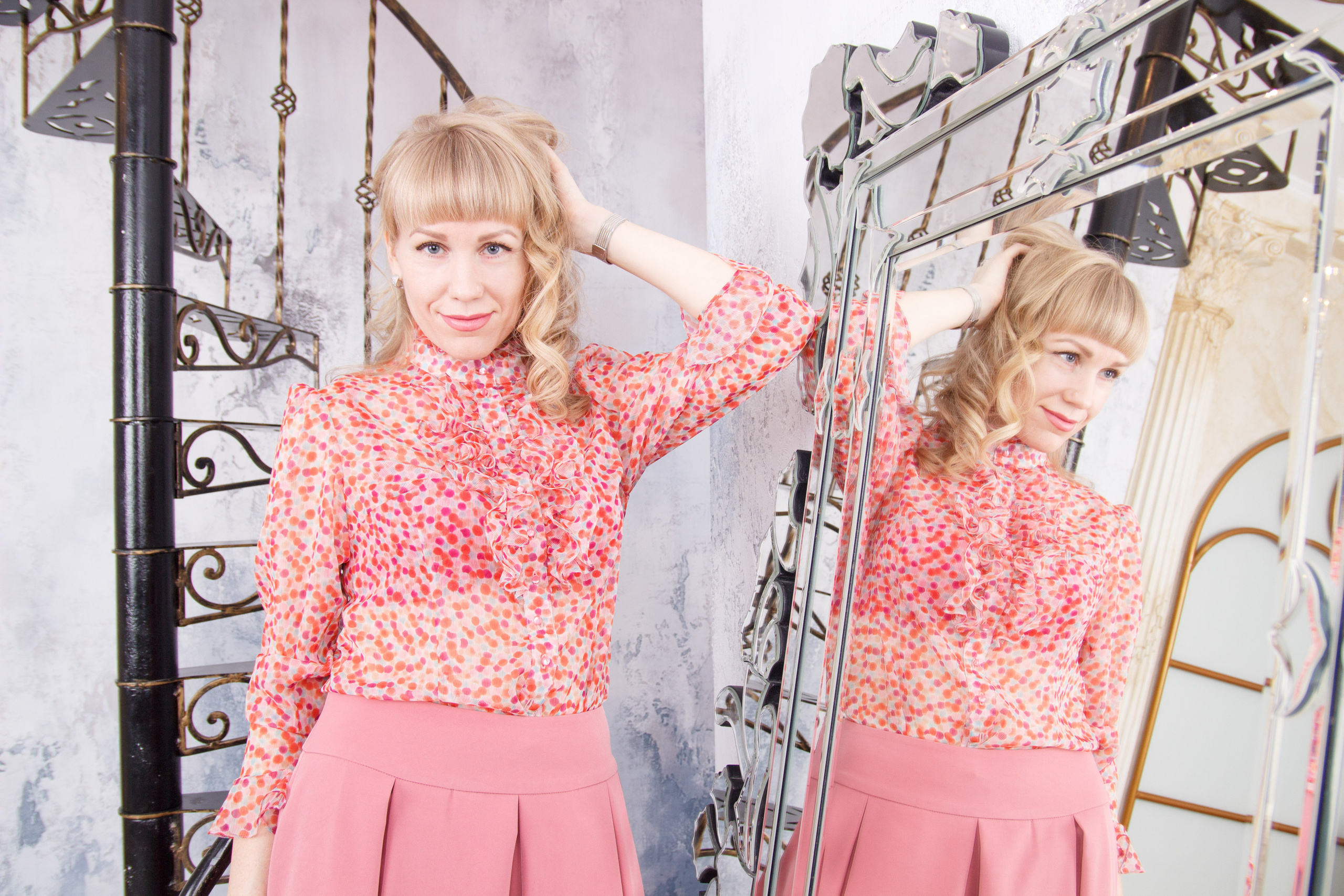 контент фотосессия в студии красивая женщина босс руководитель зеркало отражение