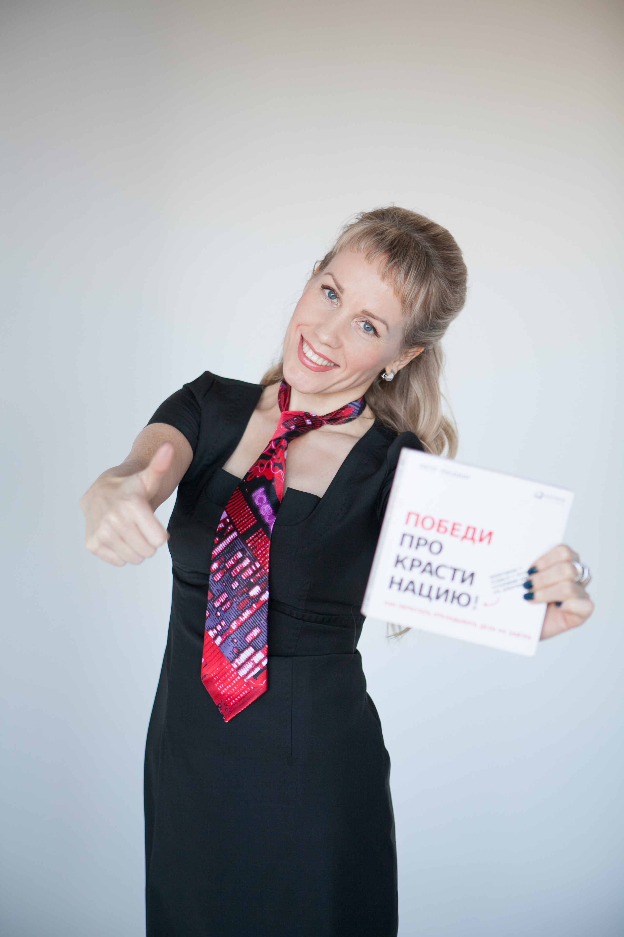 контент фотосессия в студии красивая женщина босс руководитель клетка галстук