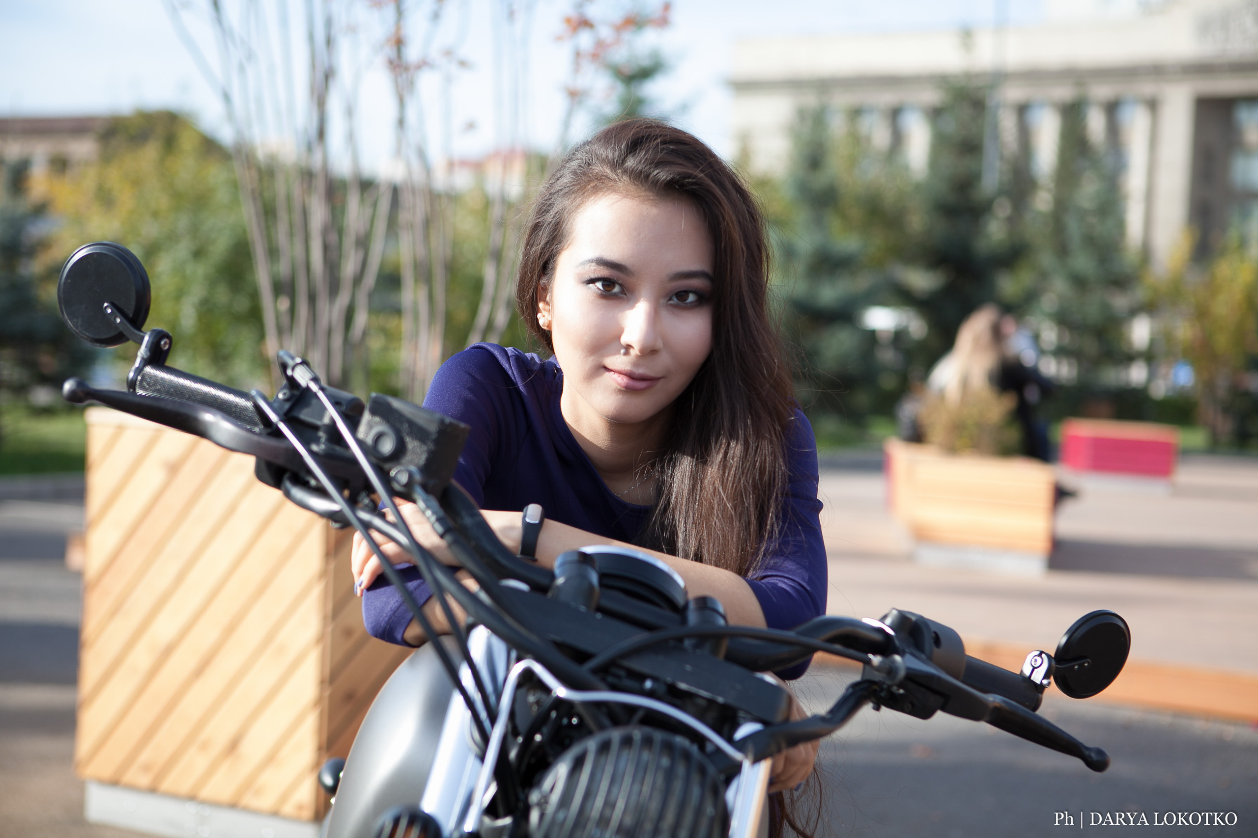 красивая девушка  чоппер фотосессия город лето