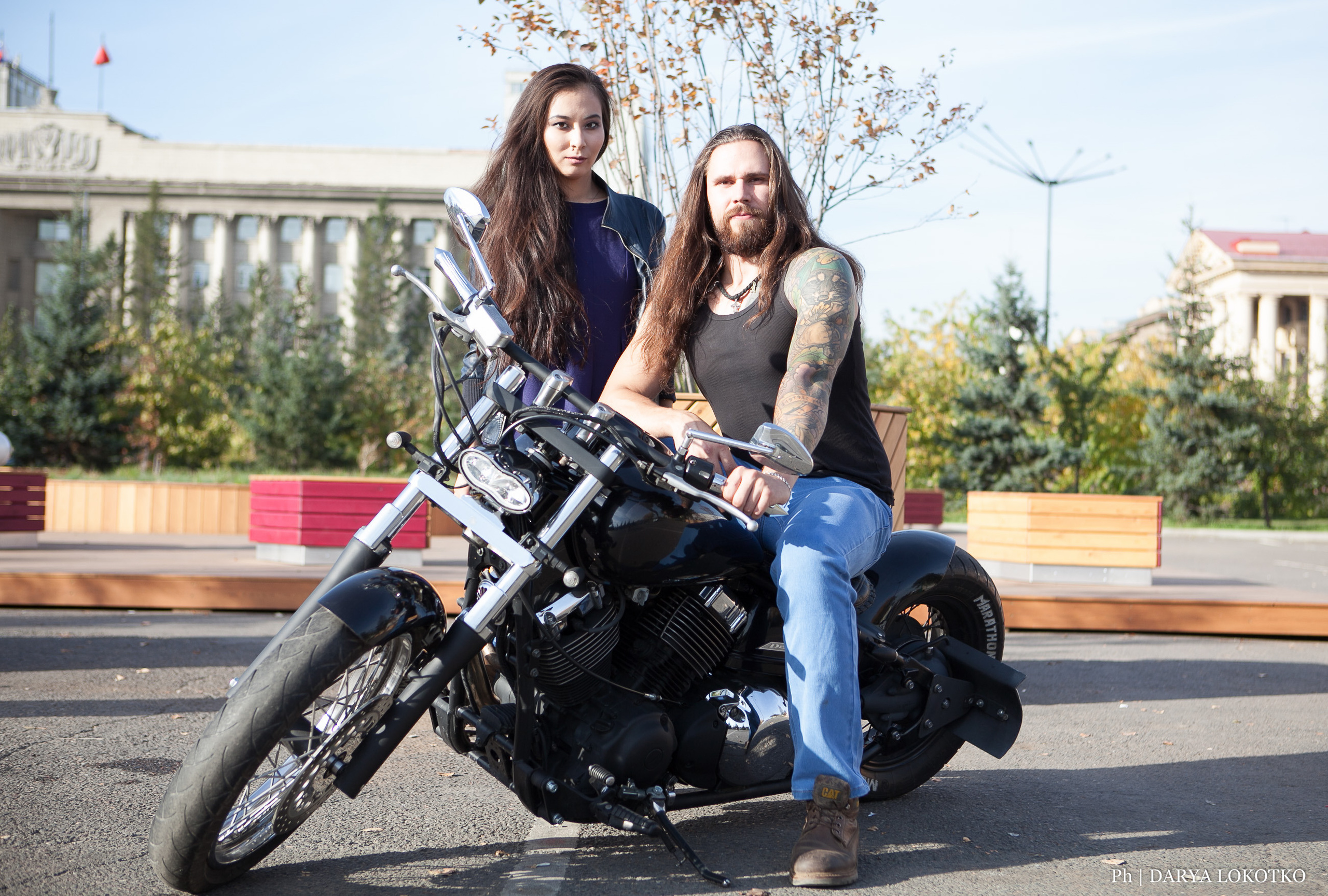 красивая девушка парень чоппер фотосессия город лето