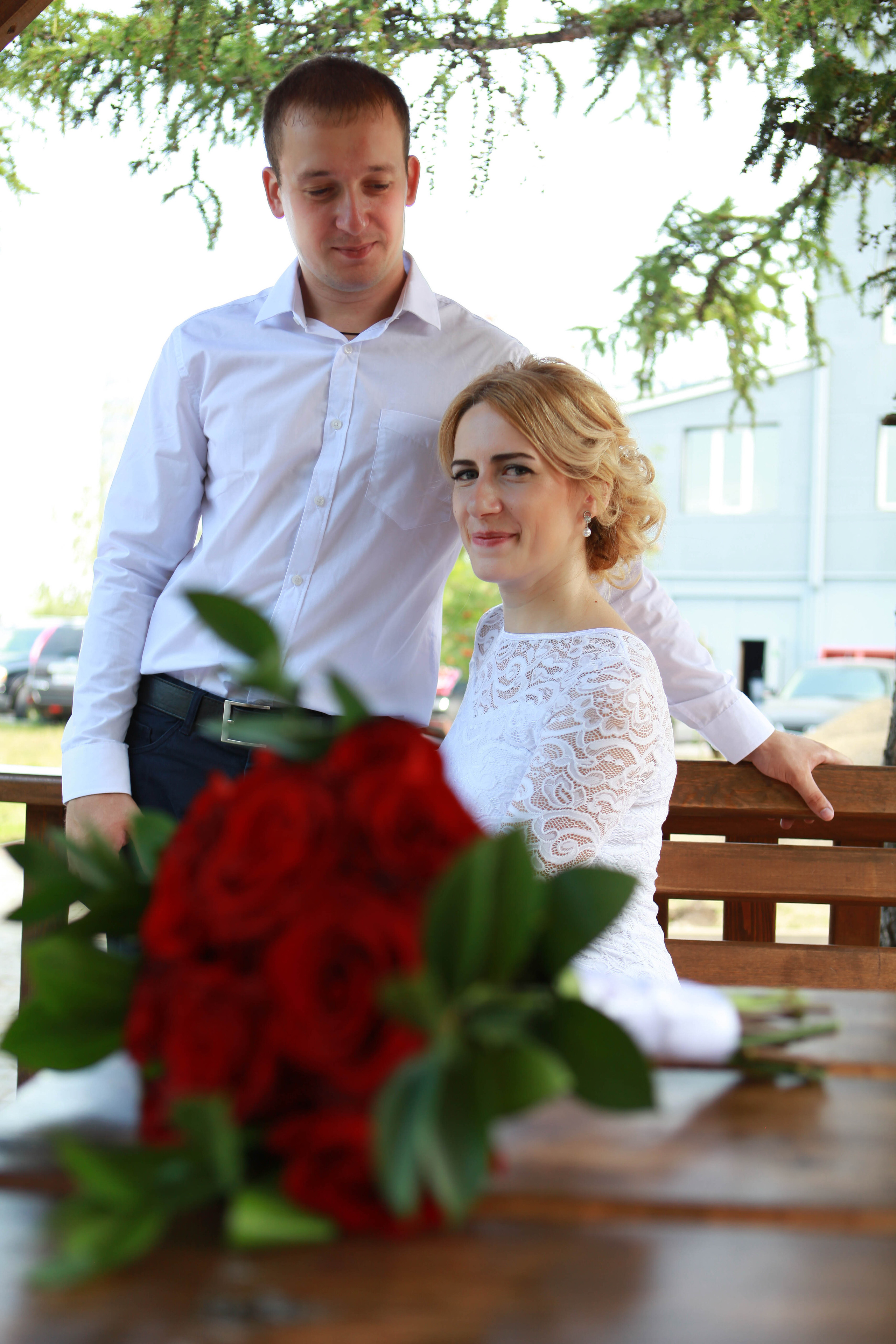 жених и невеста свадьба лето  фотосессия розы цветы