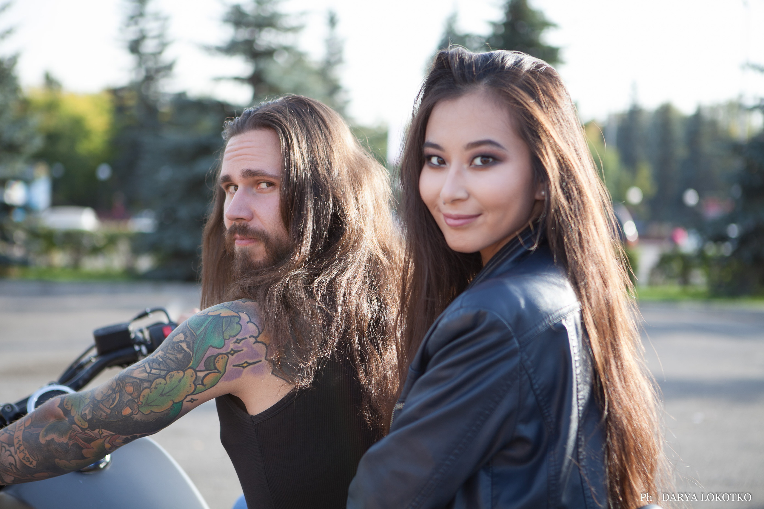 красивая девушка парень чоппер фотосессия город лето