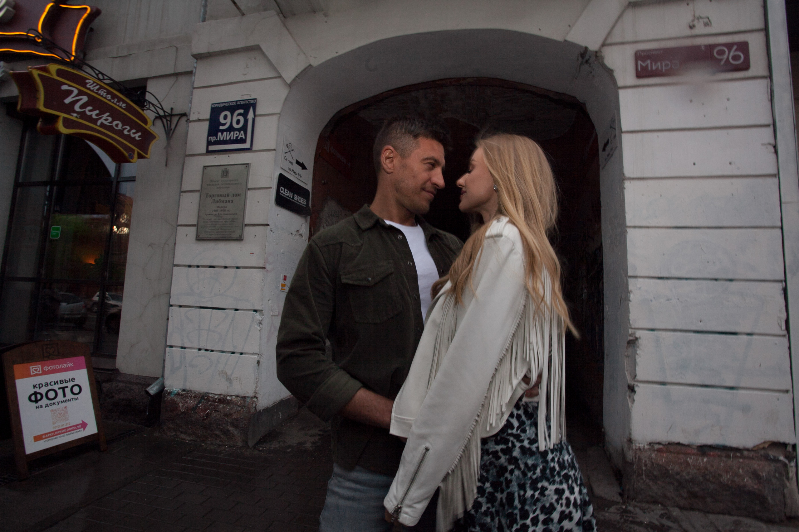 лето прогулка романтика ночной город пасмурно дождь любовь красивая девушка парень