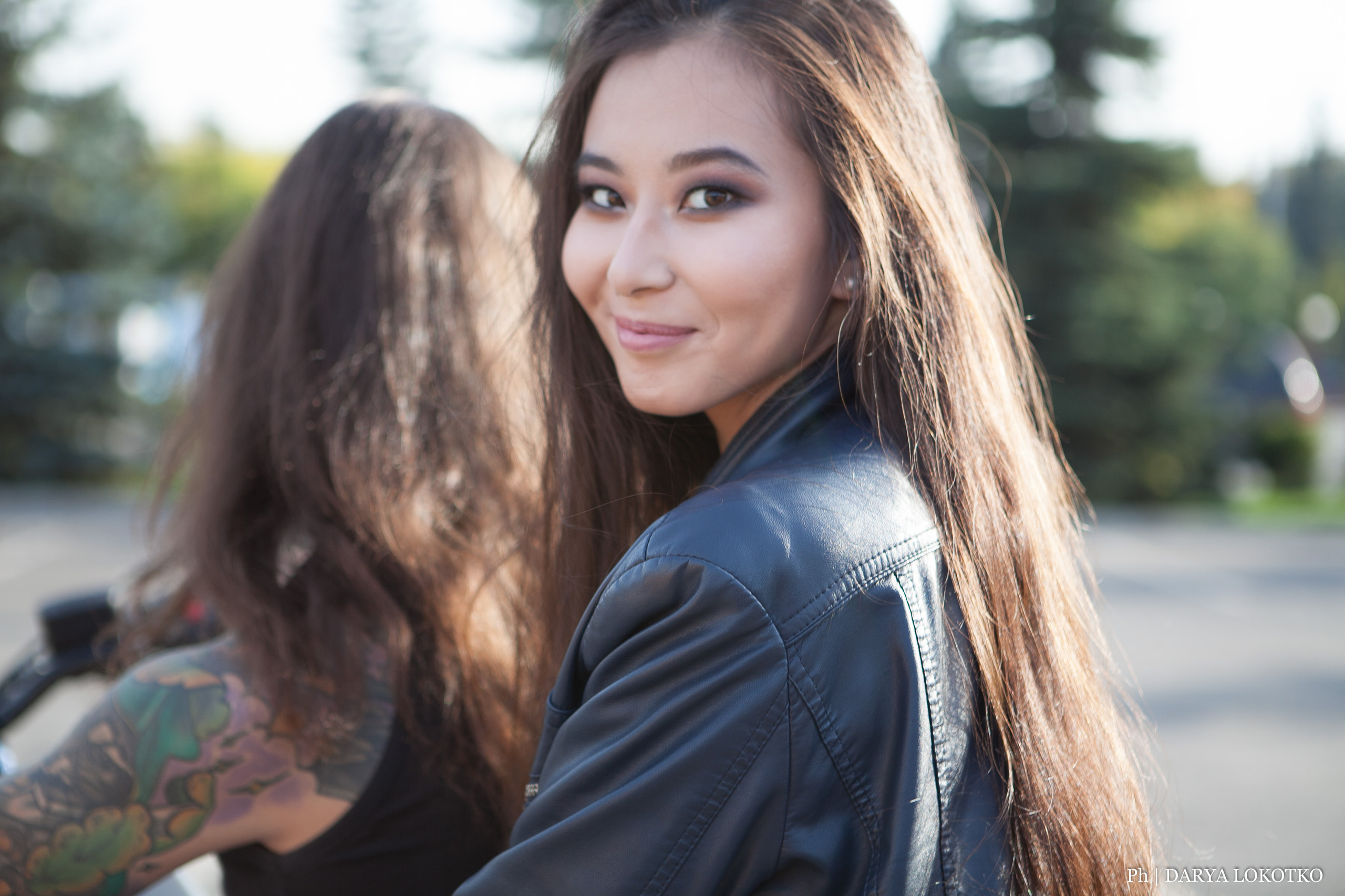 девушка улыбается