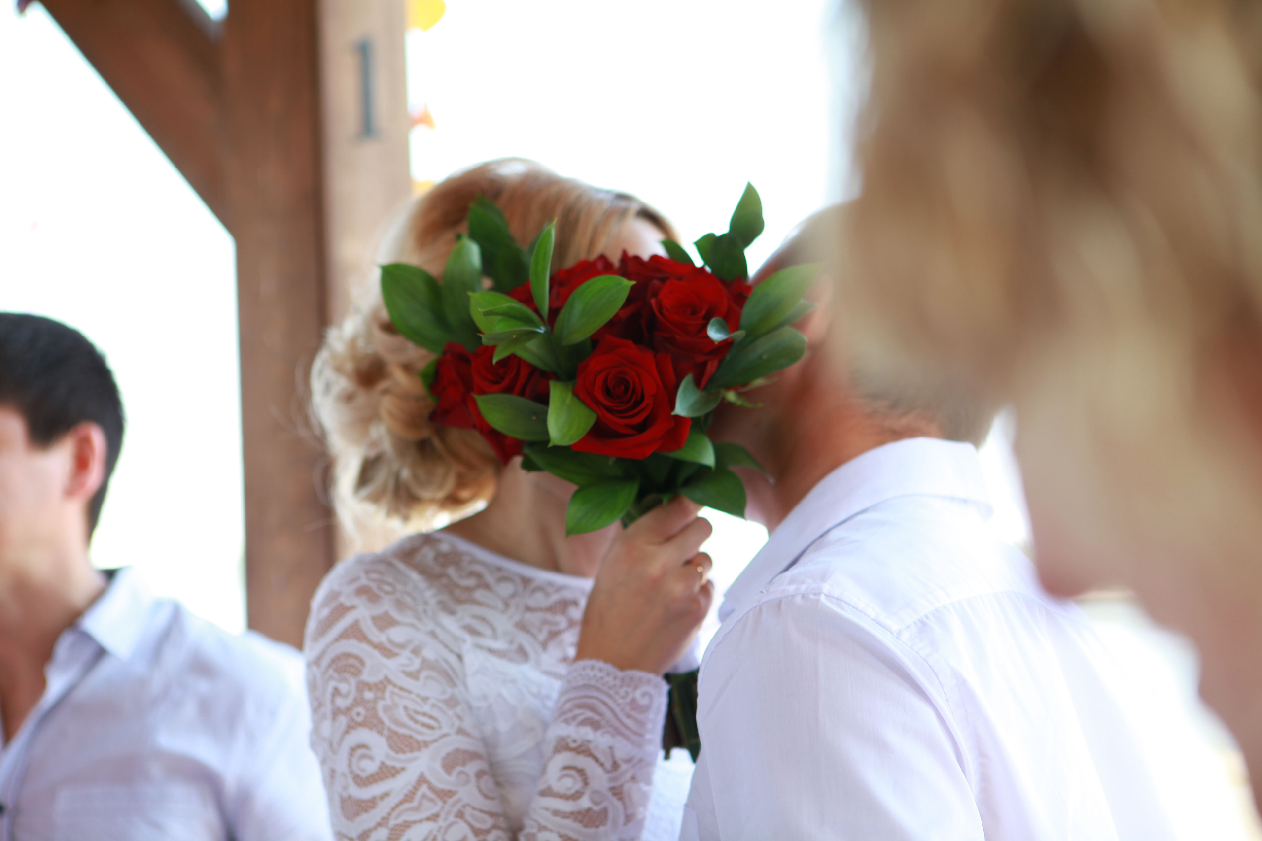 жених и невеста свадьба лето поцелуй