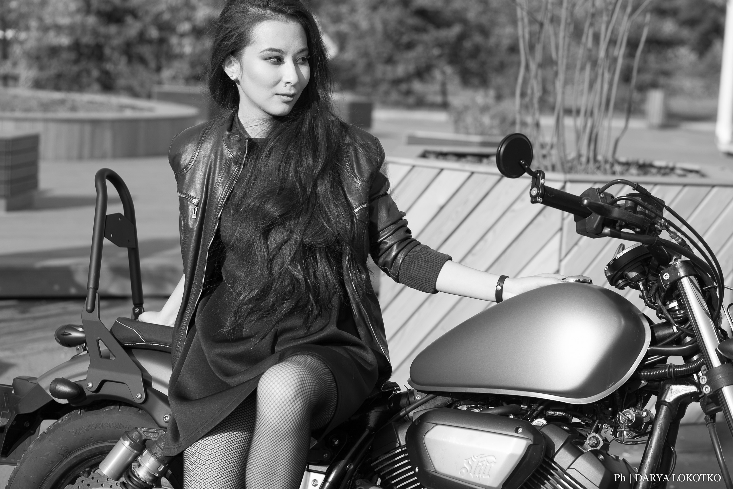 Девушка мотоцикл чоппер лето фотосессия