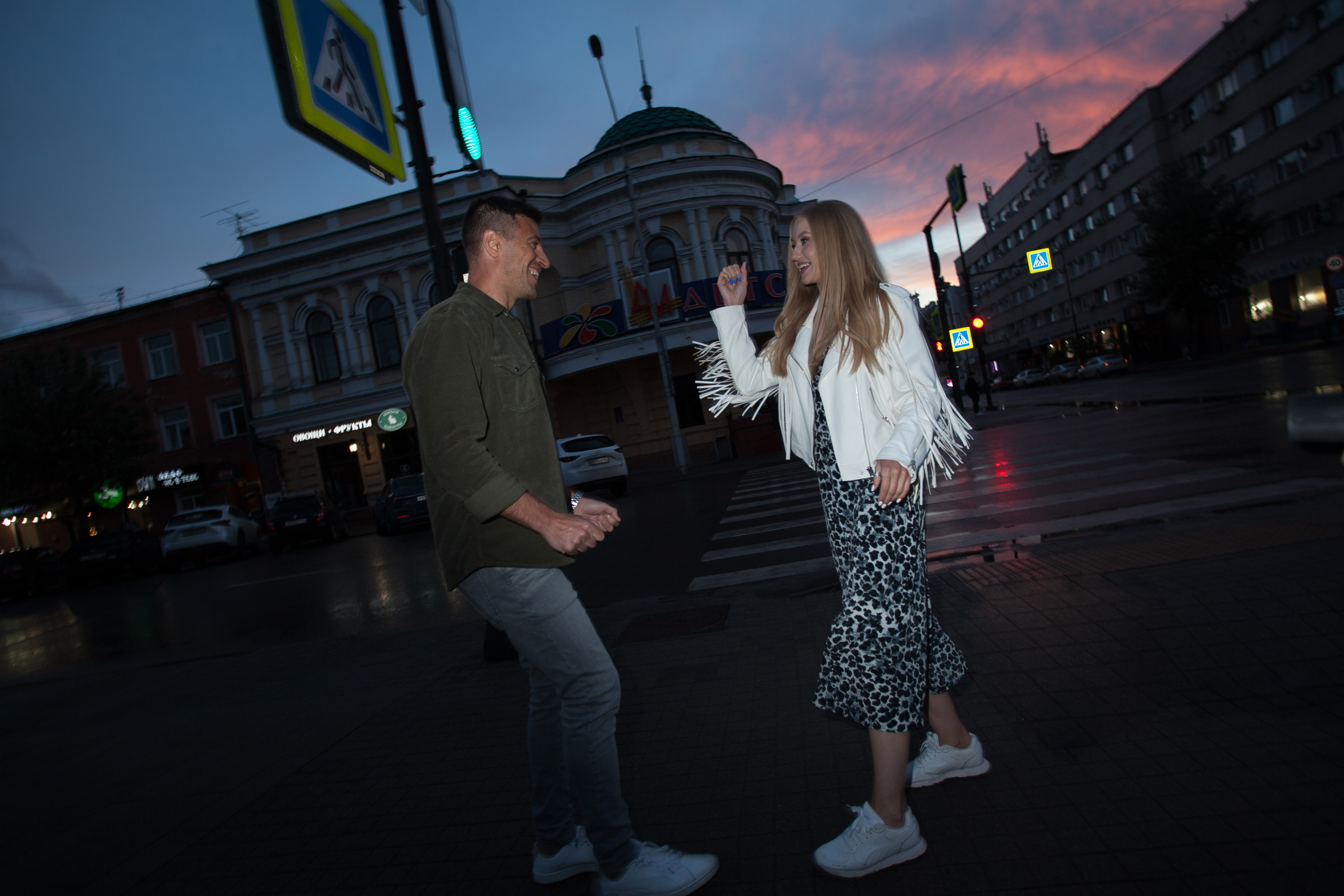 лето прогулка романтика ночной город пасмурно дождь любовь красивая девушка парень