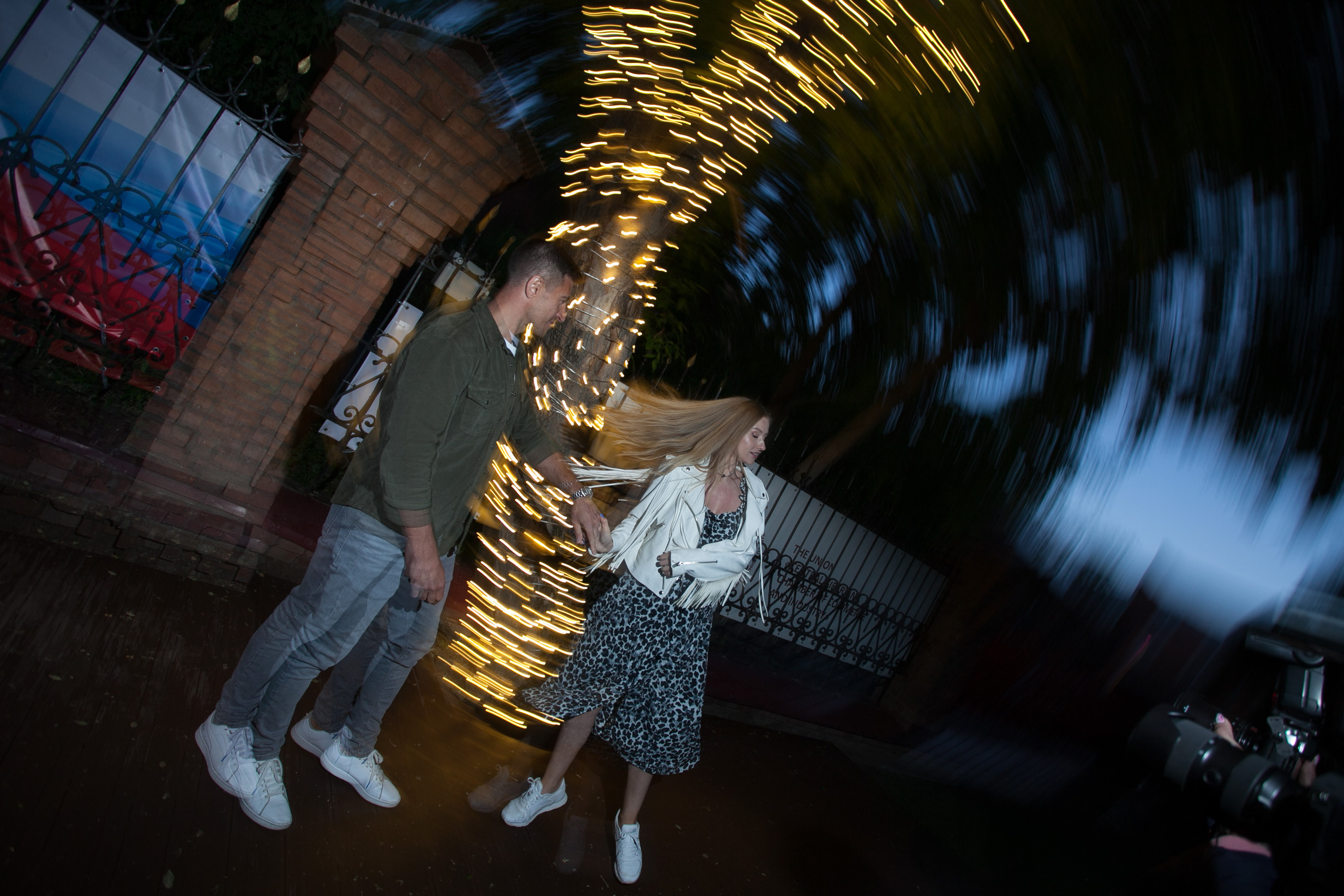 лето прогулка романтика ночной город пасмурно дождь любовь красивая девушка парень