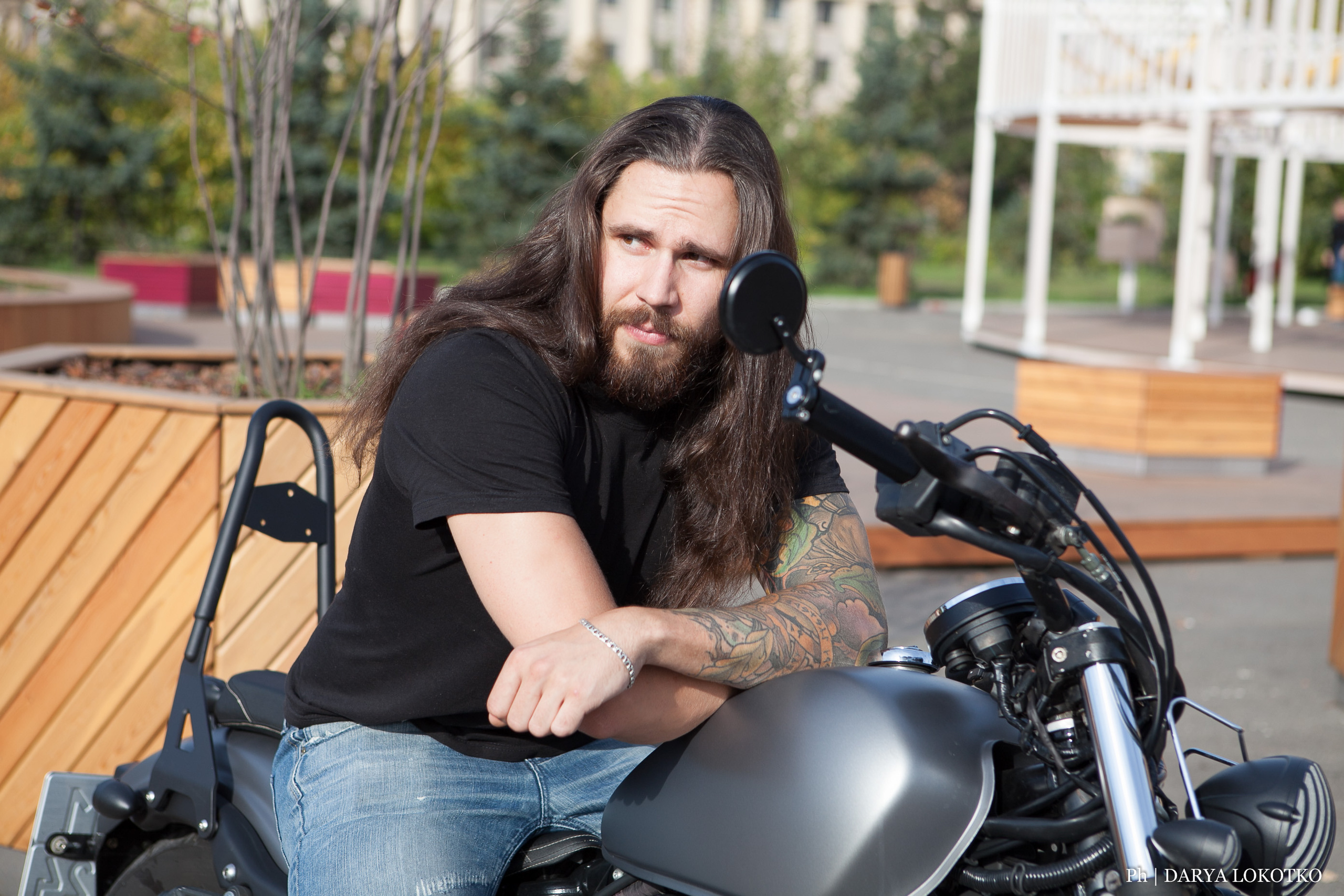 байкер парень мотоцикл руль чоппер фотосессия город лето