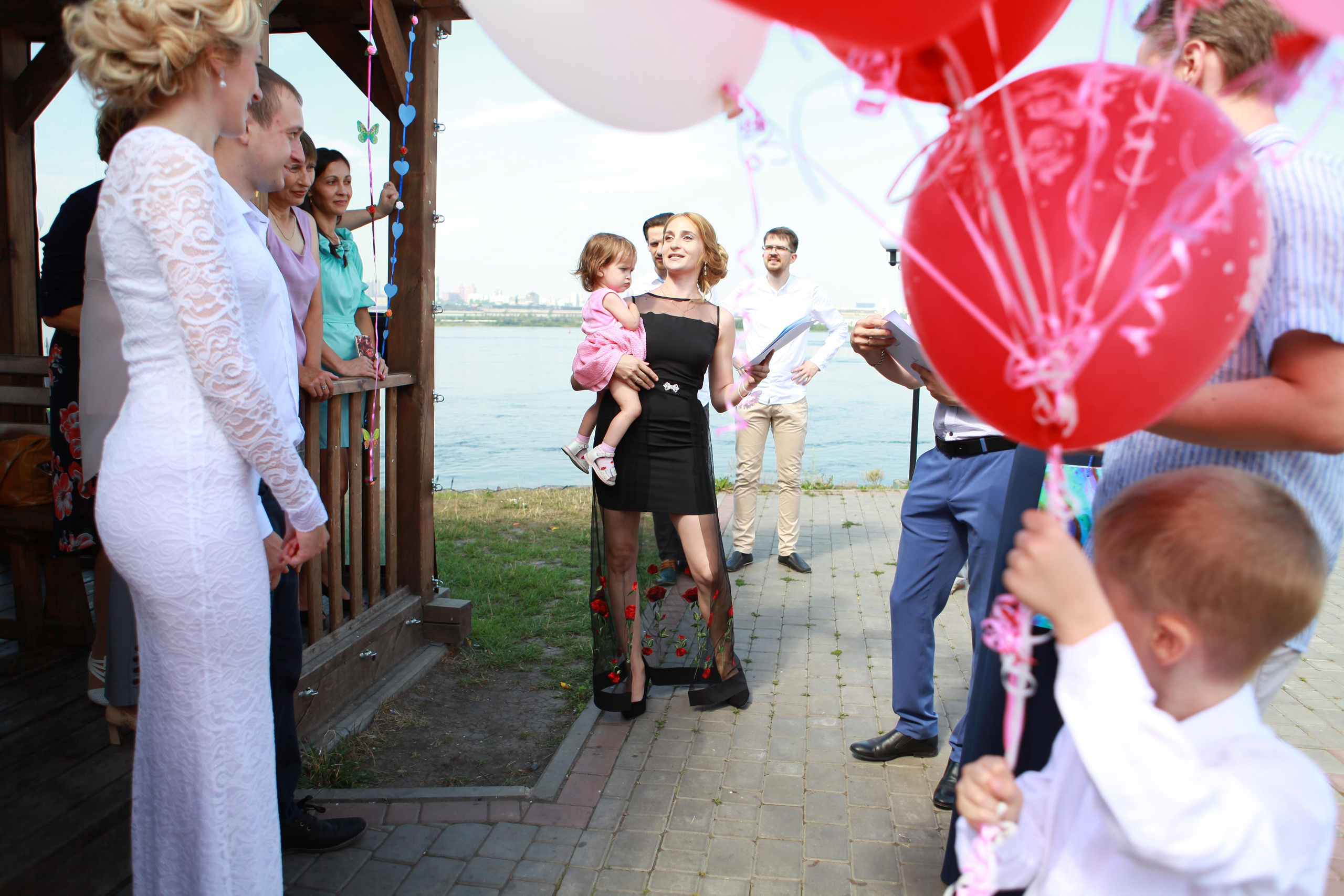 жених и невеста свадьба лето  фотосессия банкет семья беседка