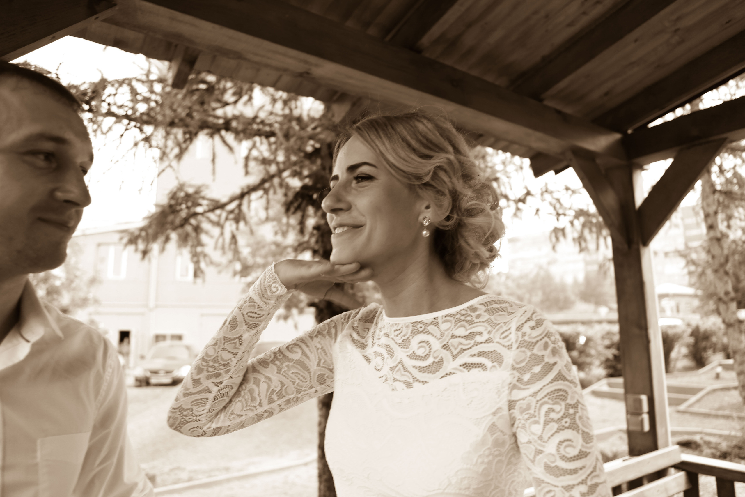 жених и невеста свадьба лето банкет беседка