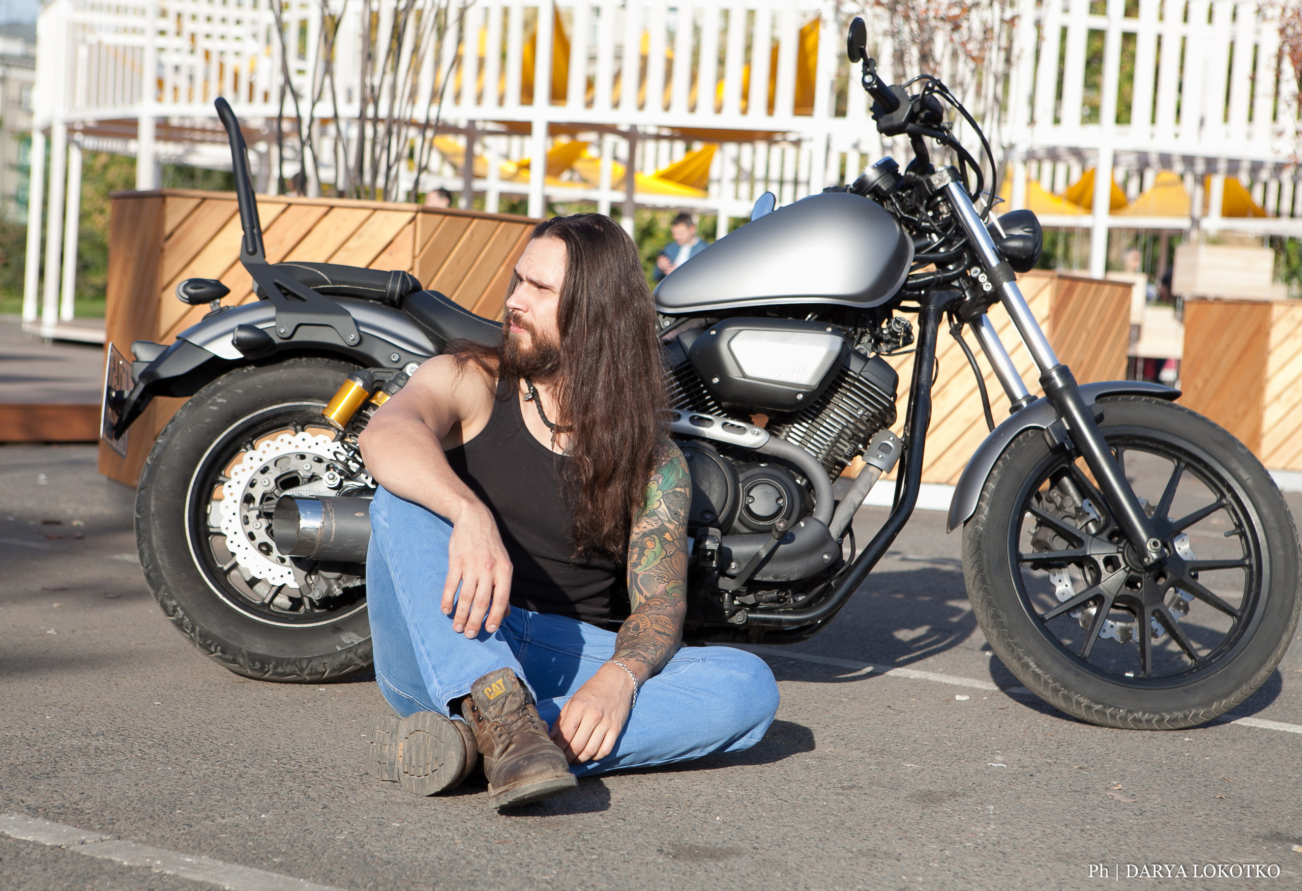 байкер парень мотоцикл руль чоппер фотосессия город лето