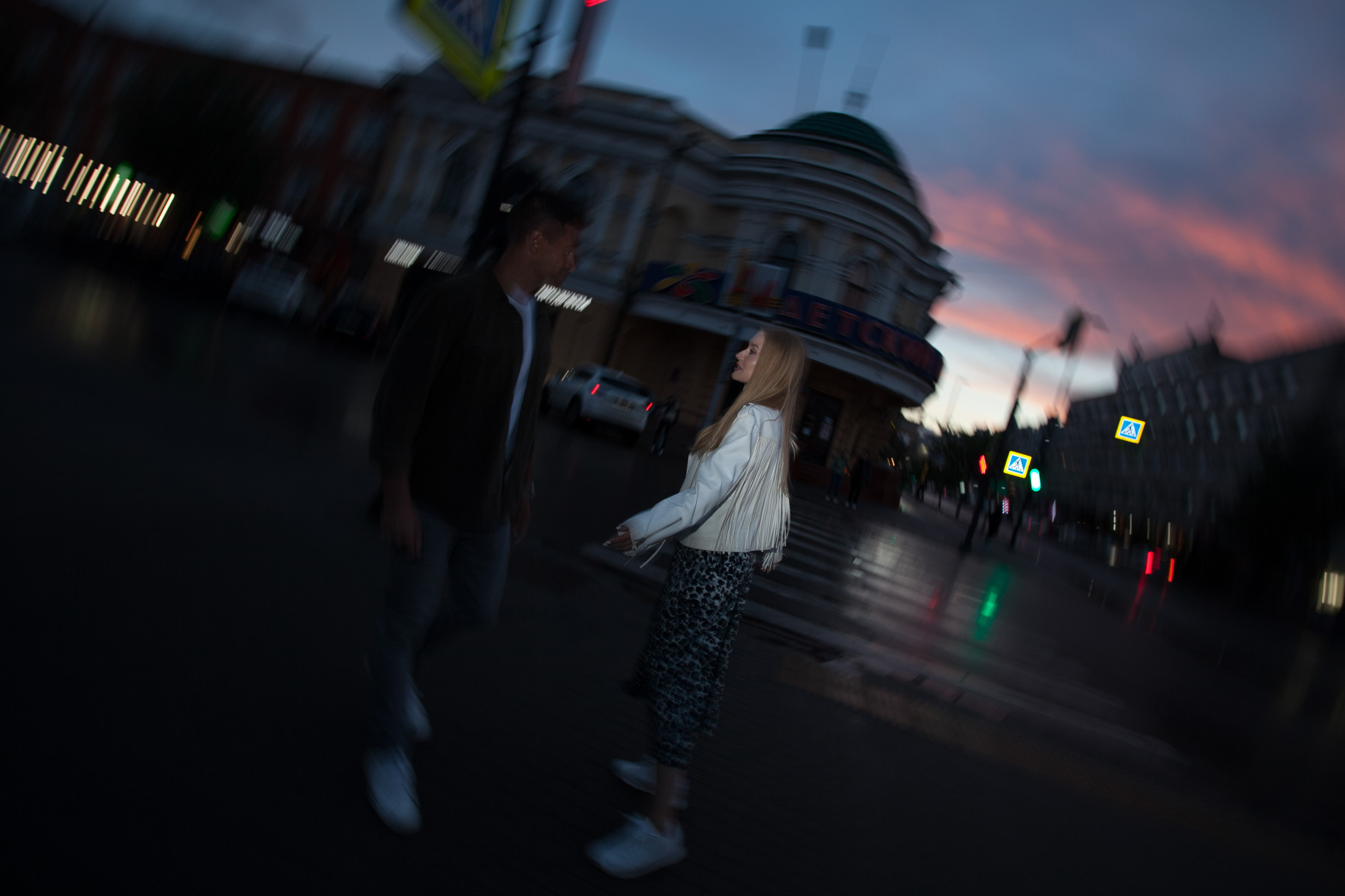 лето прогулка романтика ночной город пасмурно дождь любовь красивая девушка парень