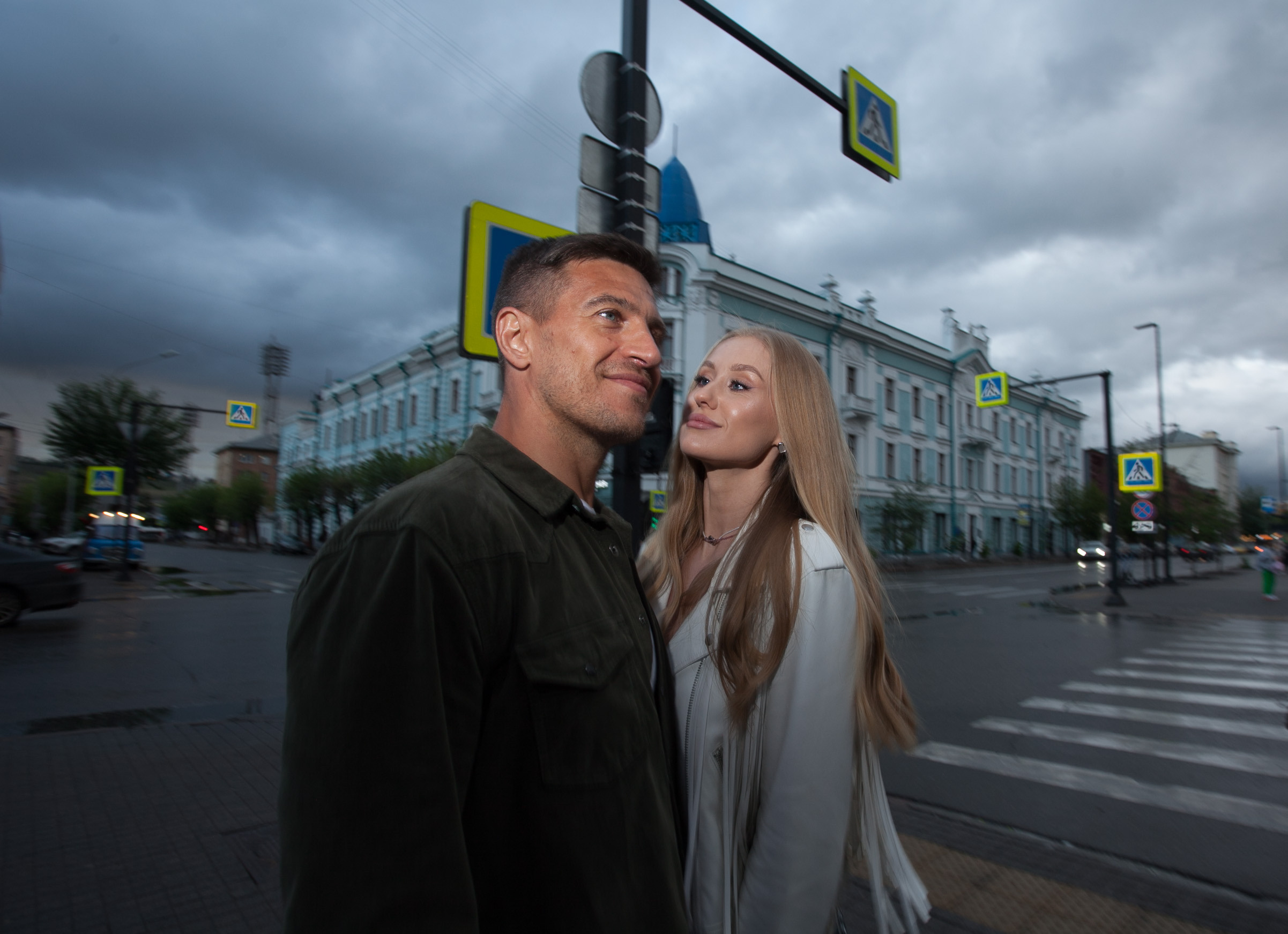 лето прогулка романтика ночной город пасмурно дождь любовь красивая девушка парень