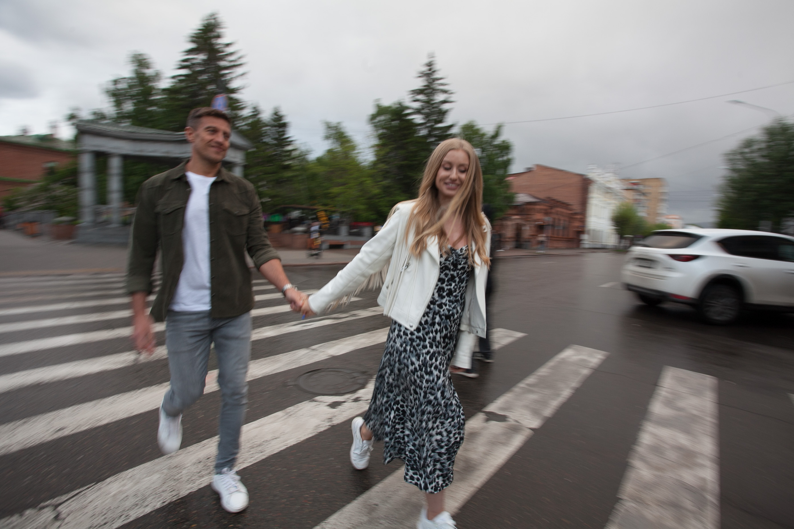 лето прогулка романтика ночной город пасмурно дождь любовь красивая девушка парень